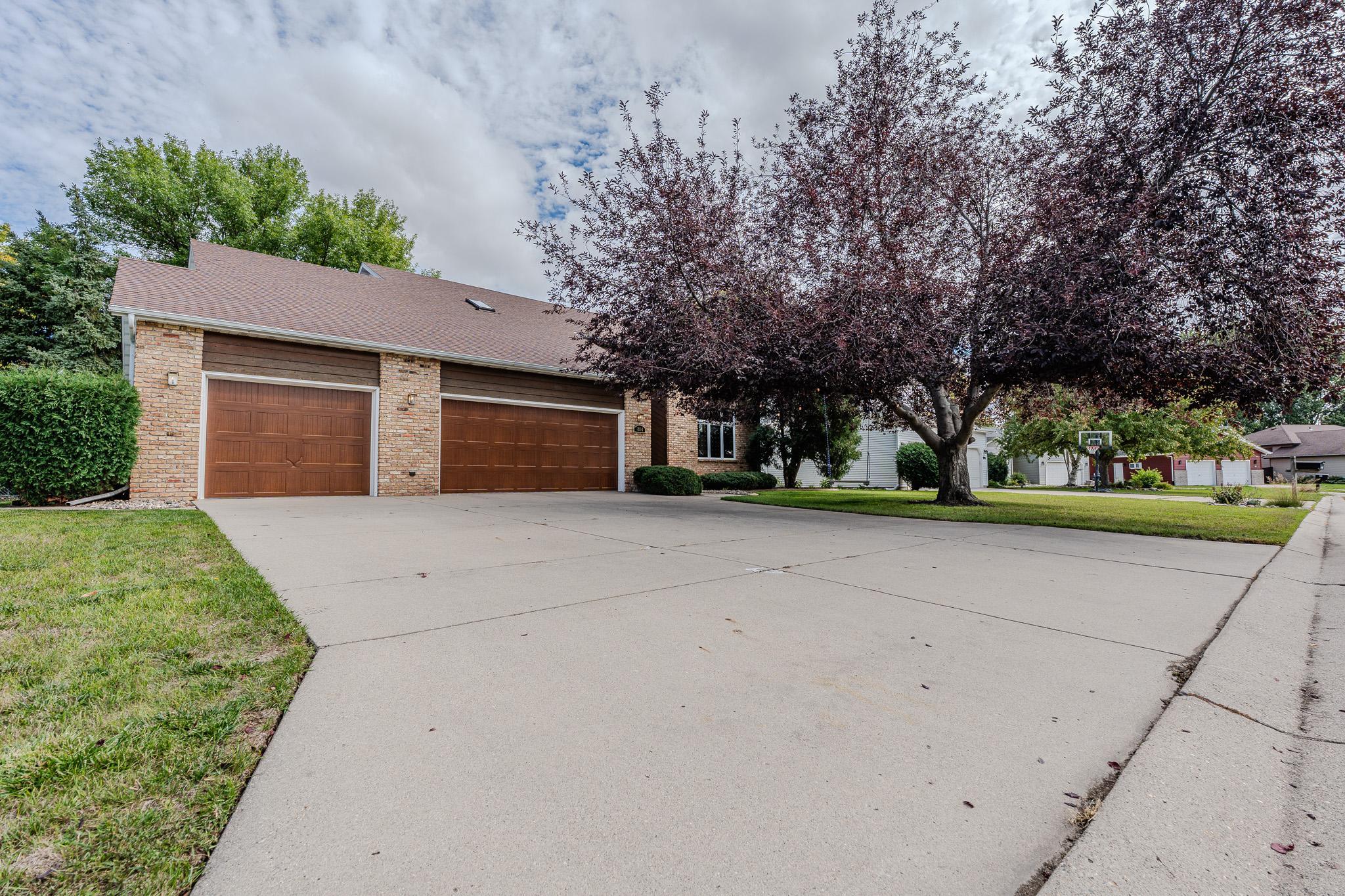 1990 single family home for sale at 1814 32nd Street S in Moorhead, MN — 6 bed, 4 bath (photo 4 of 71)
