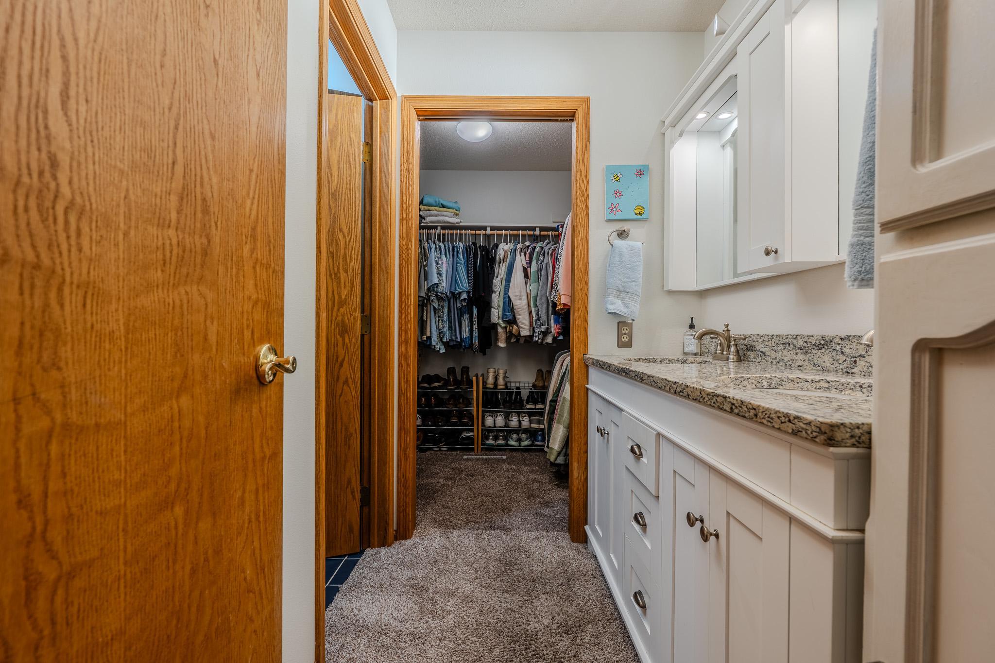 1990 single family home for sale at 1814 32nd Street S in Moorhead, MN — 6 bed, 4 bath (photo 35 of 71)