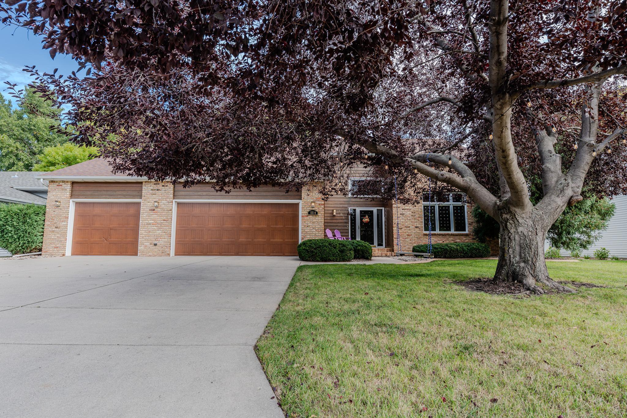 1990 single family home for sale at 1814 32nd Street S in Moorhead, MN — 6 bed, 4 bath (photo 5 of 71)