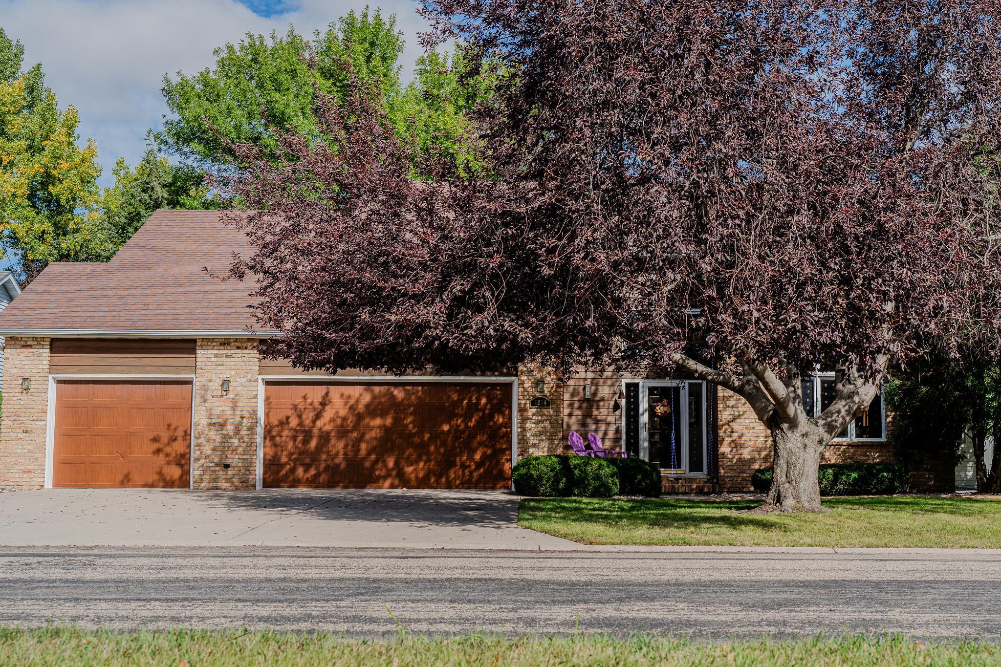 1990 single family home for sale at 1814 32nd Street S in Moorhead, MN — 6 bed, 4 bath (photo 7 of 71)