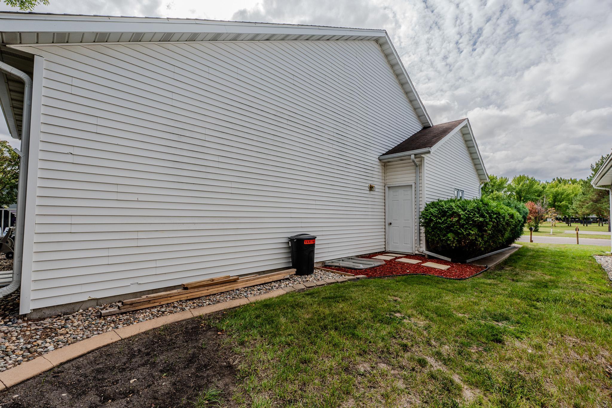 1990 single family home for sale at 1814 32nd Street S in Moorhead, MN — 6 bed, 4 bath (photo 64 of 71)