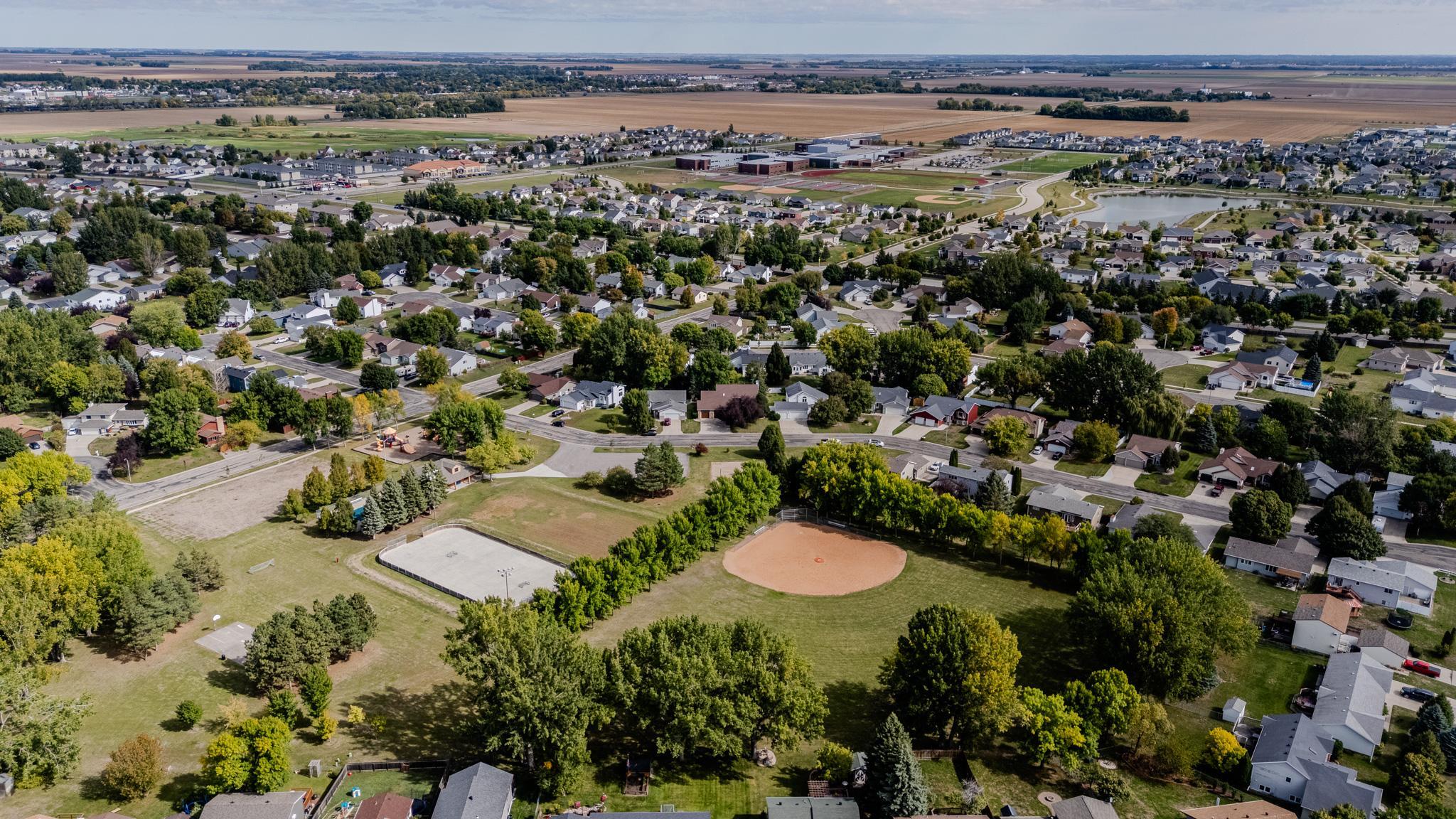 1990 single family home for sale at 1814 32nd Street S in Moorhead, MN — 6 bed, 4 bath (photo 70 of 71)