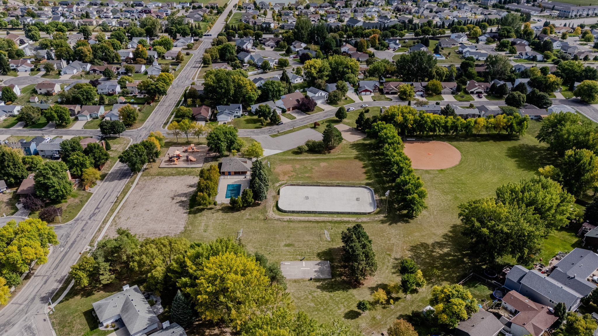 1990 single family home for sale at 1814 32nd Street S in Moorhead, MN — 6 bed, 4 bath (photo 71 of 71)
