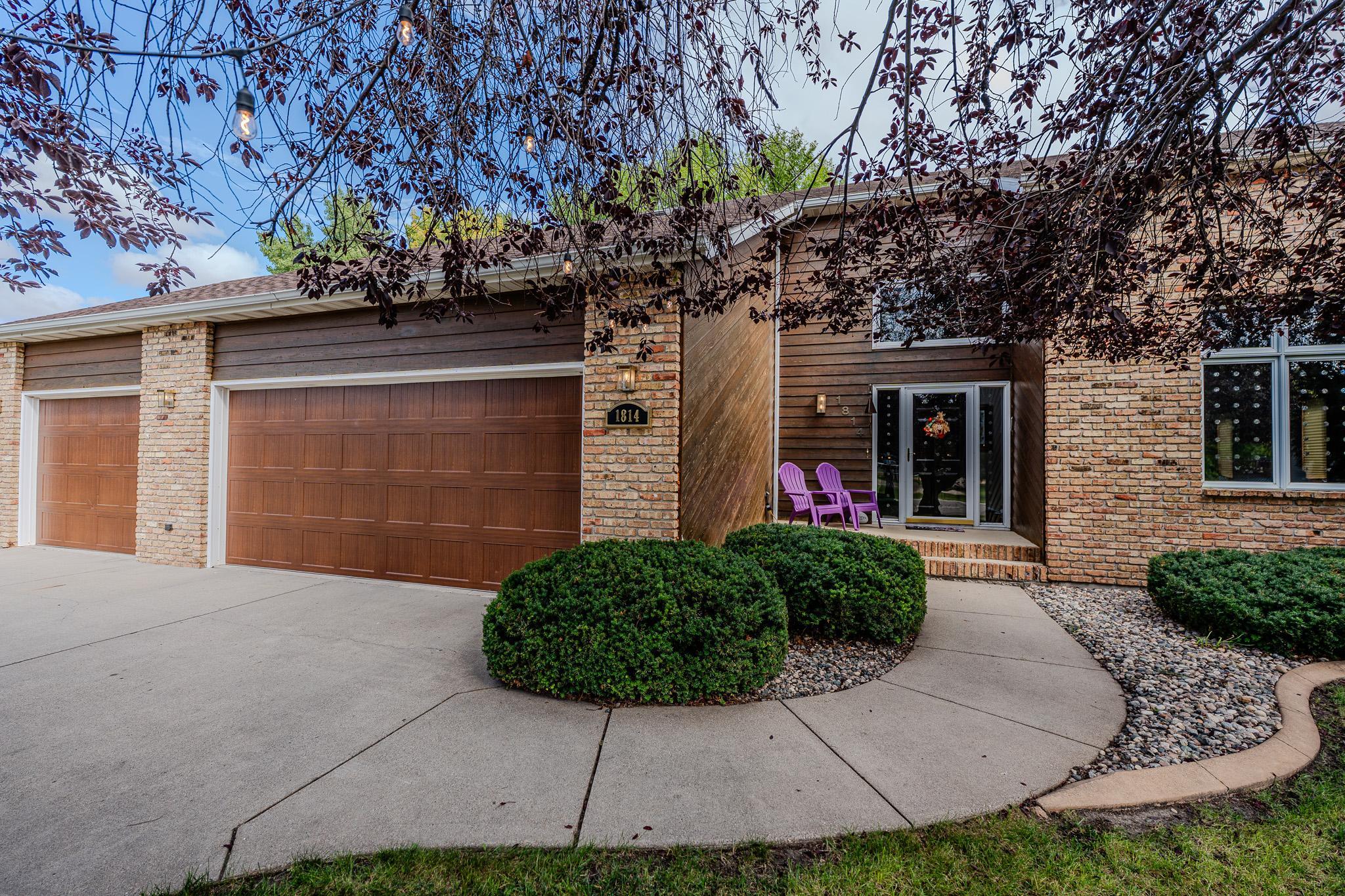 1990 single family home for sale at 1814 32nd Street S in Moorhead, MN — 6 bed, 4 bath (photo 10 of 71)