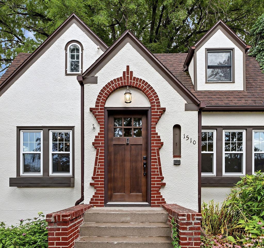 1931 single family home for sale at 1510 8th Street S in Fargo, ND — 4 bed, 3 bath (photo 2 of 53)