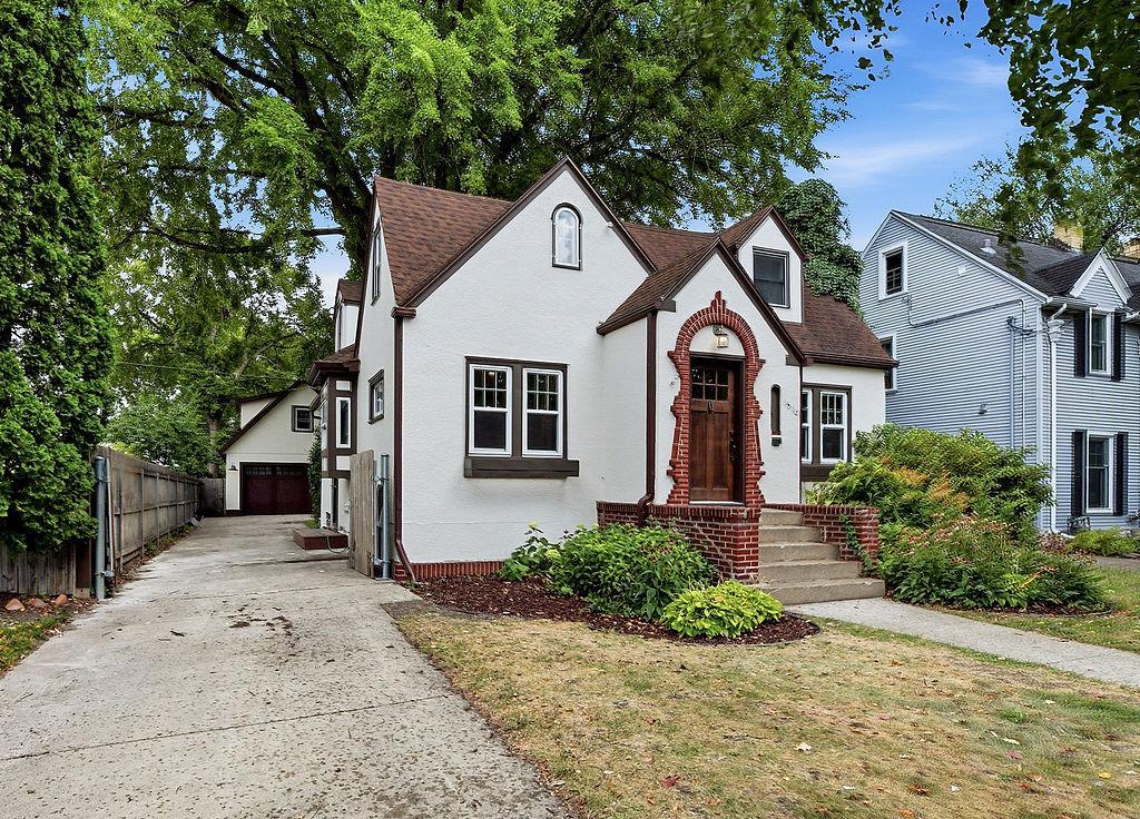 1931 single family home for sale at 1510 8th Street S in Fargo, ND — 4 bed, 3 bath (photo 3 of 53)