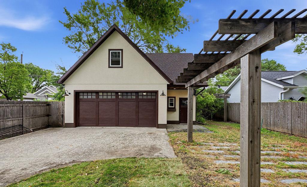 1931 single family home for sale at 1510 8th Street S in Fargo, ND — 4 bed, 3 bath (photo 5 of 53)