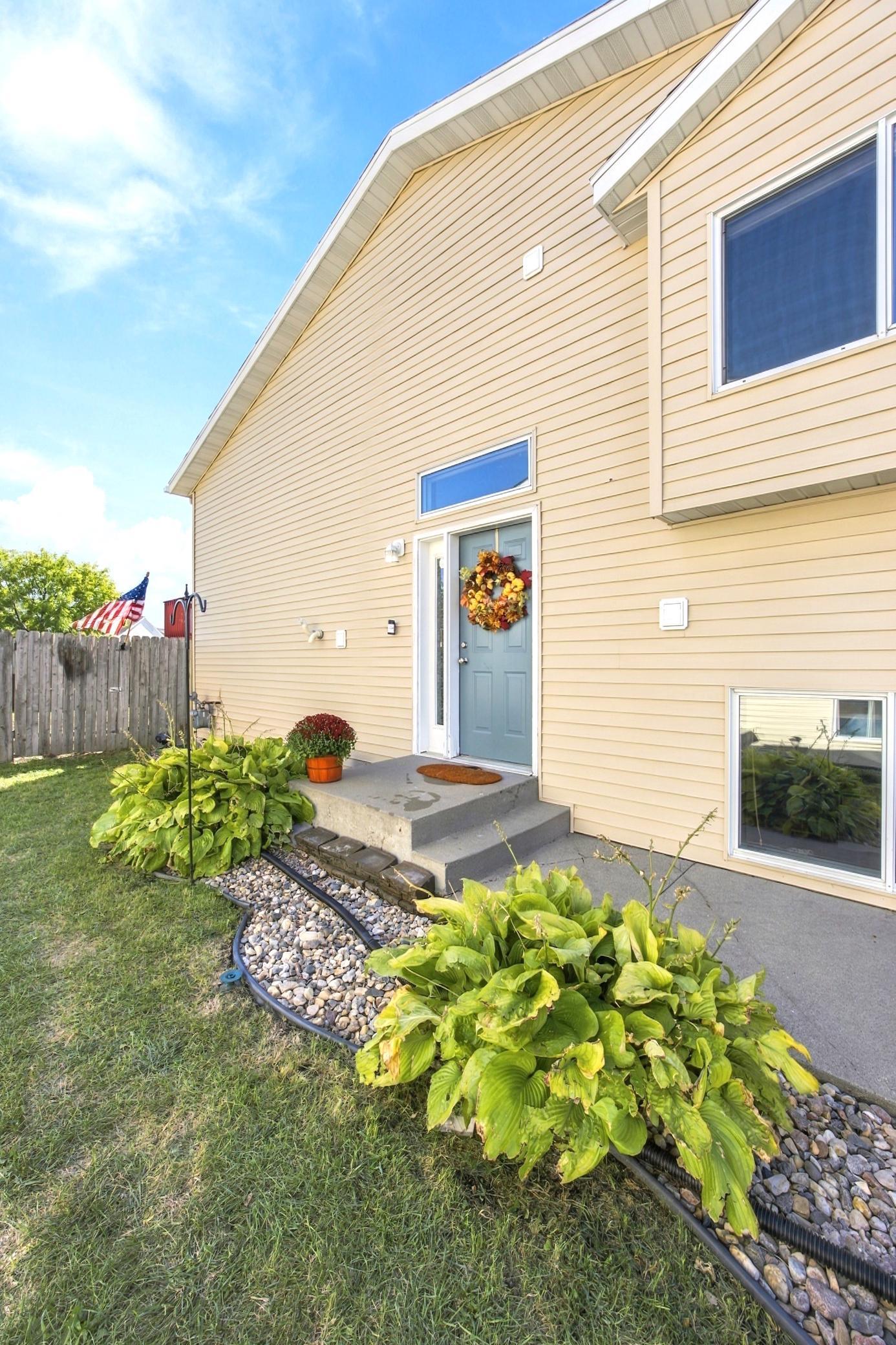 2005 twin home for sale at 3600 11th Street S in Moorhead, MN — 3 bed, 2 bath (photo 2 of 30)