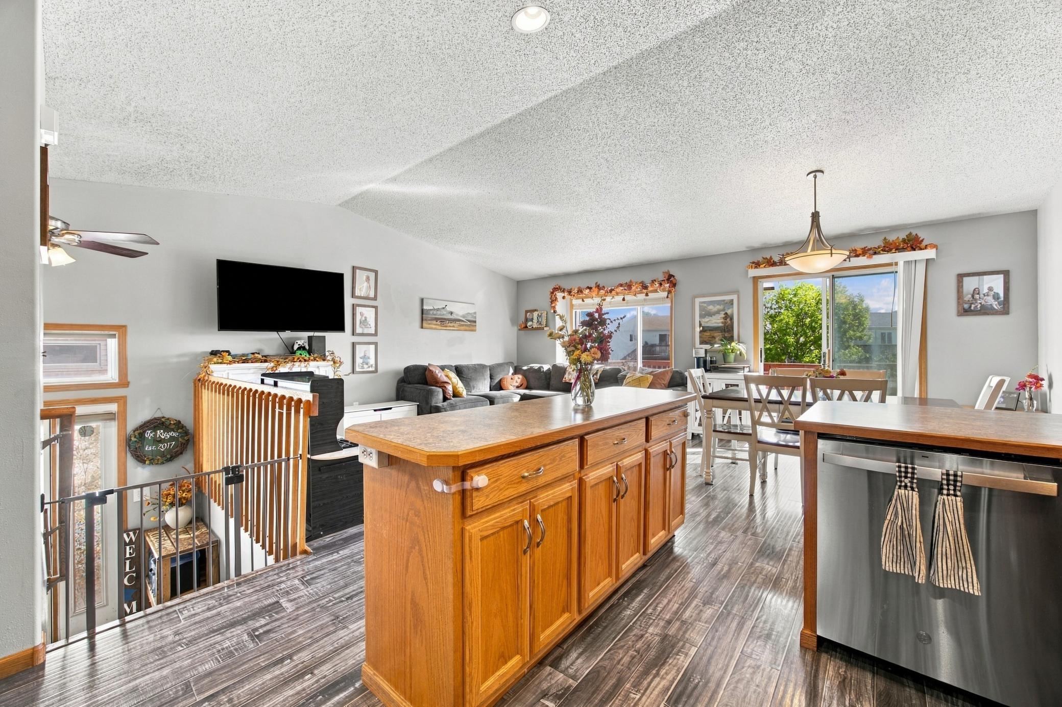 2005 twin home for sale at 3600 11th Street S in Moorhead, MN — 3 bed, 2 bath (photo 6 of 30)