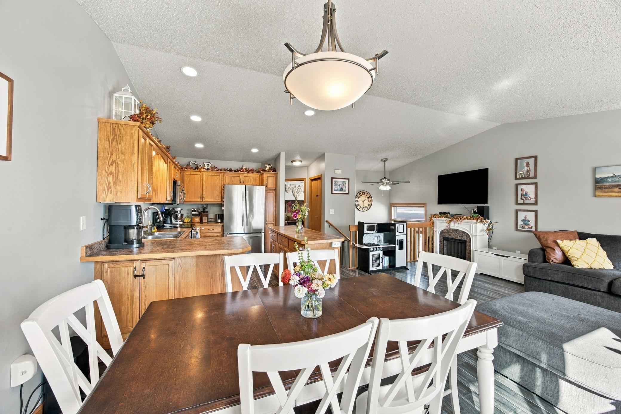 2005 twin home for sale at 3600 11th Street S in Moorhead, MN — 3 bed, 2 bath (photo 8 of 30)