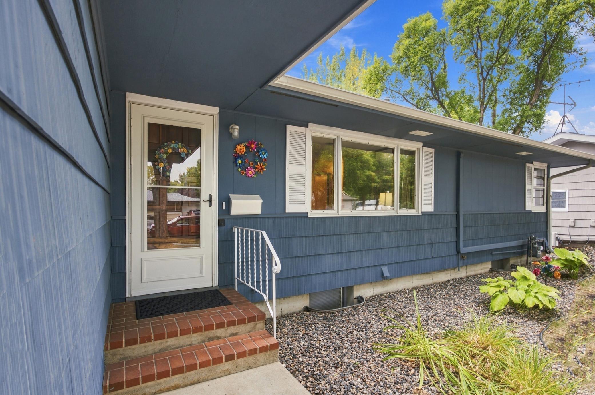 1957 single family home for sale at 222 26TH Avenue N in Fargo, ND — 3 bed, 2 bath (photo 3 of 28)