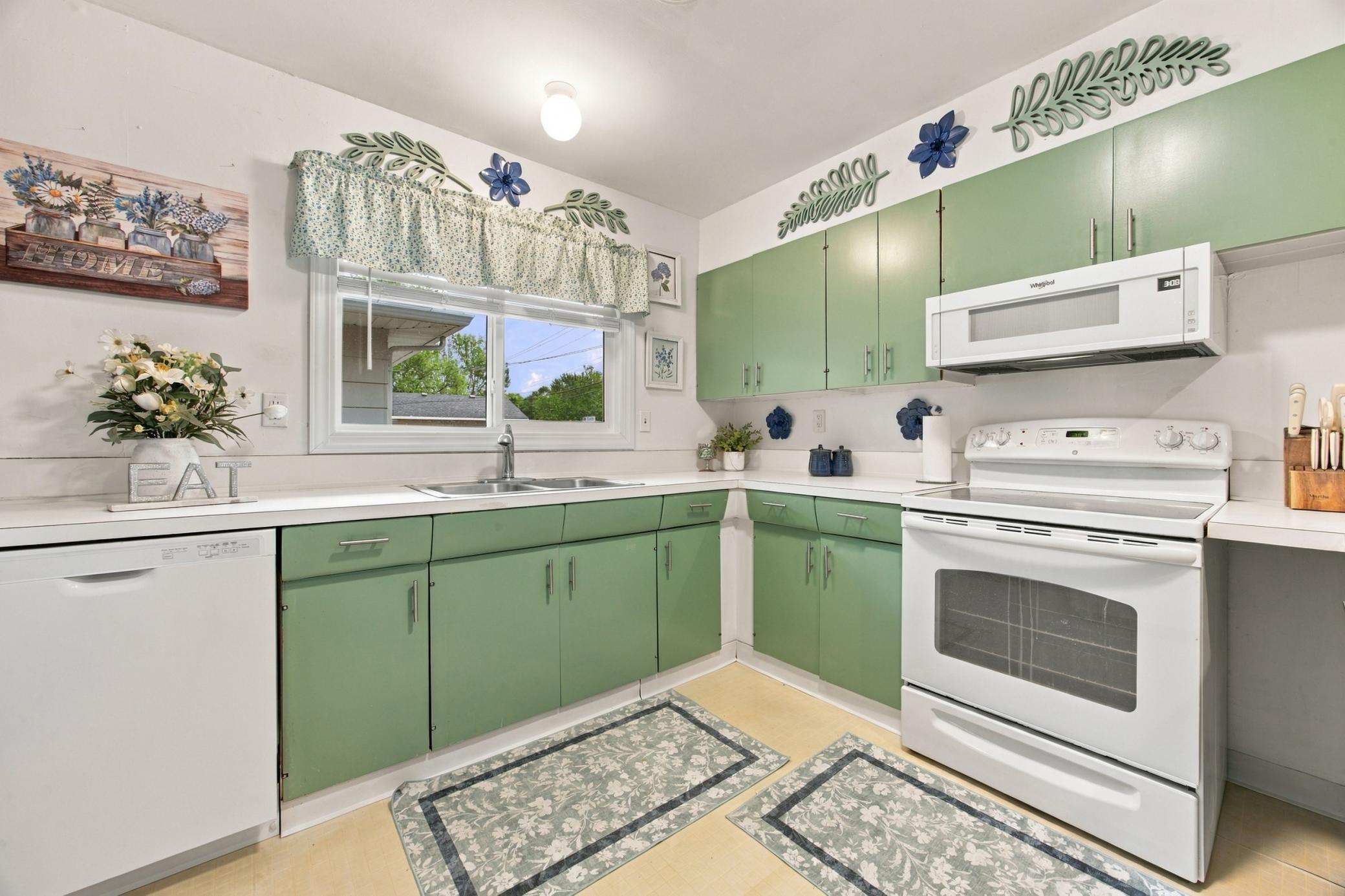 1957 single family home for sale at 222 26TH Avenue N in Fargo, ND — 3 bed, 2 bath (photo 8 of 28)