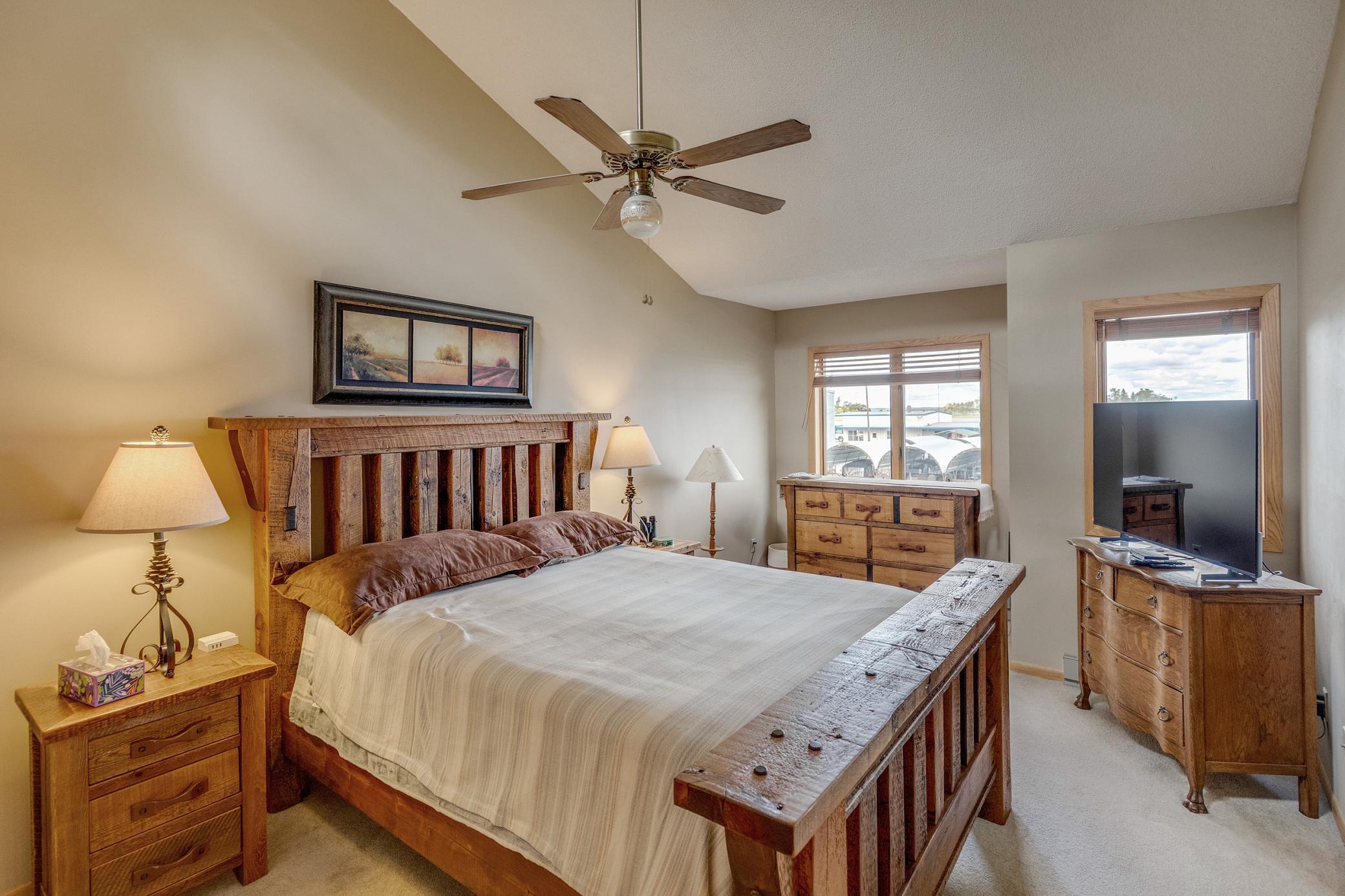 1988 townhouse for sale at 936 Railroad Avenue W in Walker, MN — 2 bed, 3 bath (photo 14 of 33)