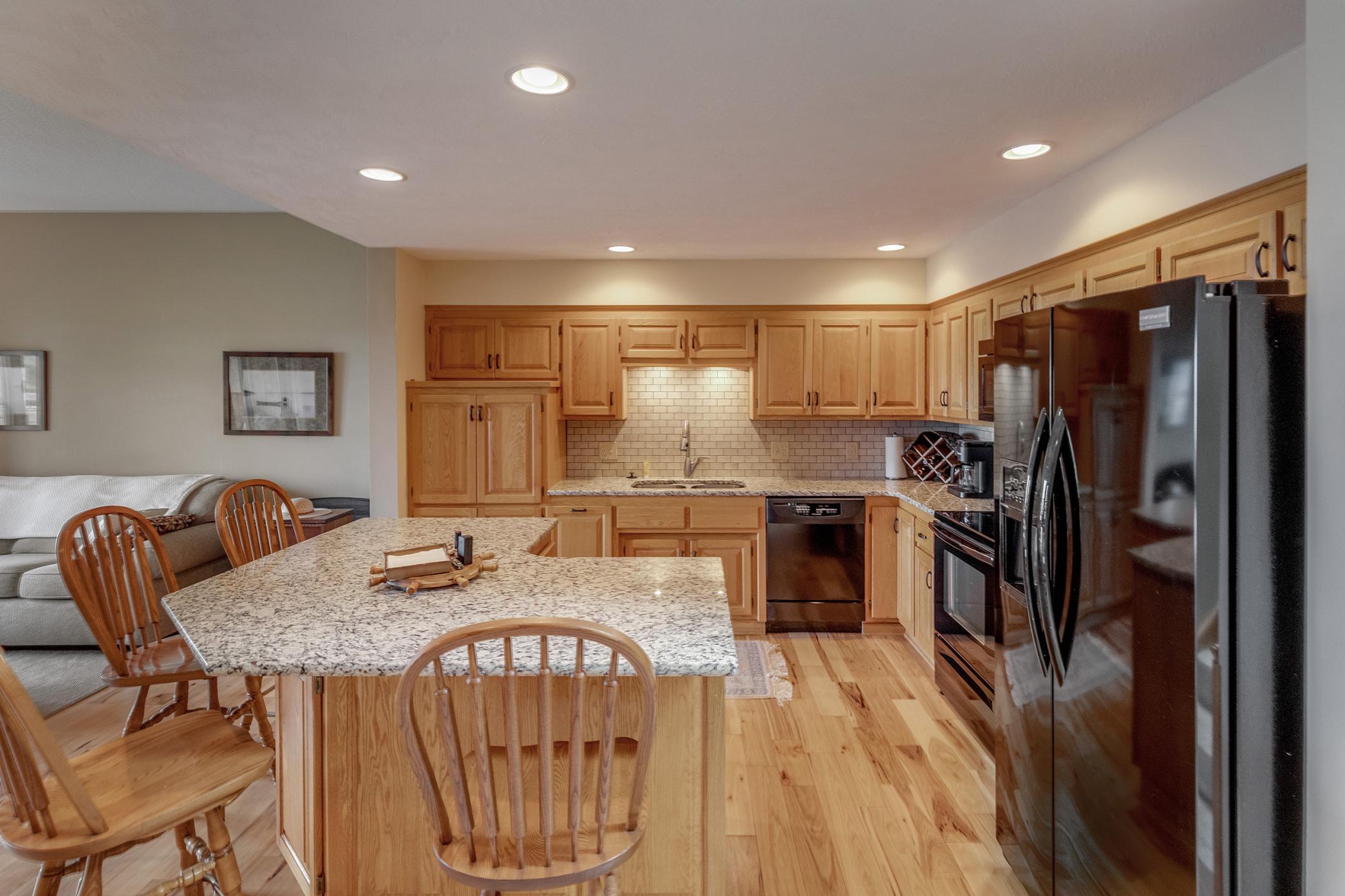 1988 townhouse for sale at 936 Railroad Avenue W in Walker, MN — 2 bed, 3 bath (photo 5 of 33)