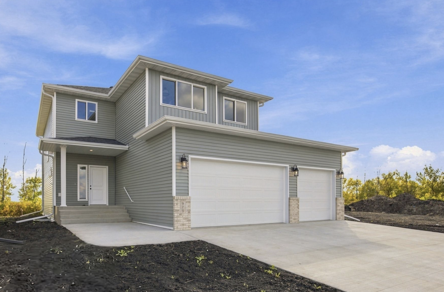 2026 single family home for sale at 979 61st Avenue W in West Fargo, ND — 3 bed, 3 bath (photo 2 of 37)