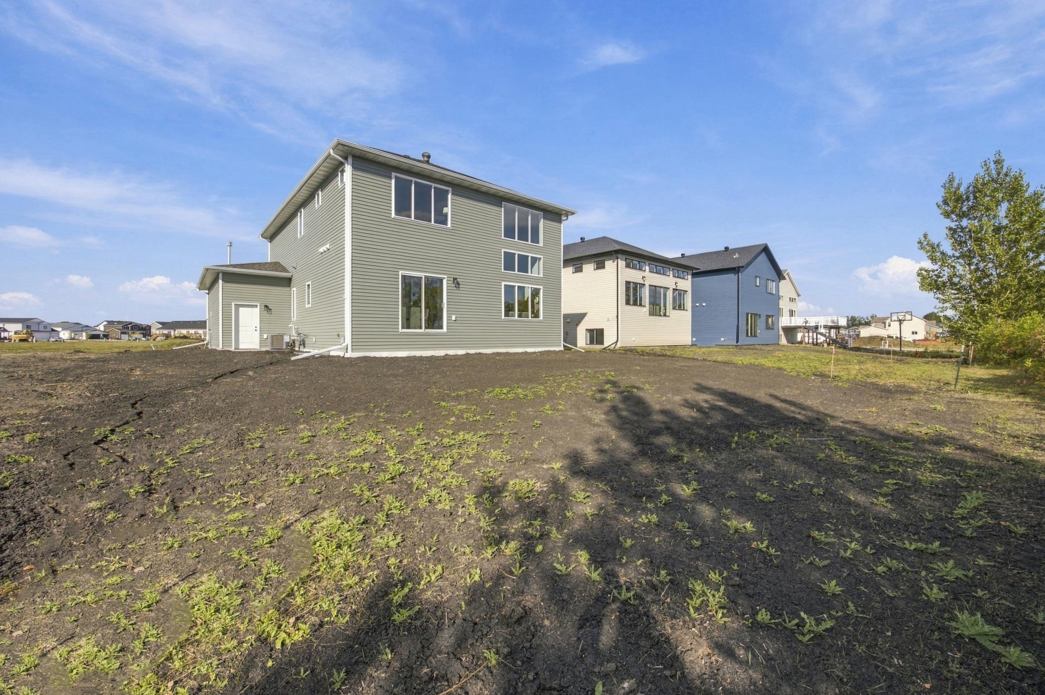 2026 single family home for sale at 979 61st Avenue W in West Fargo, ND — 3 bed, 3 bath (photo 32 of 37)