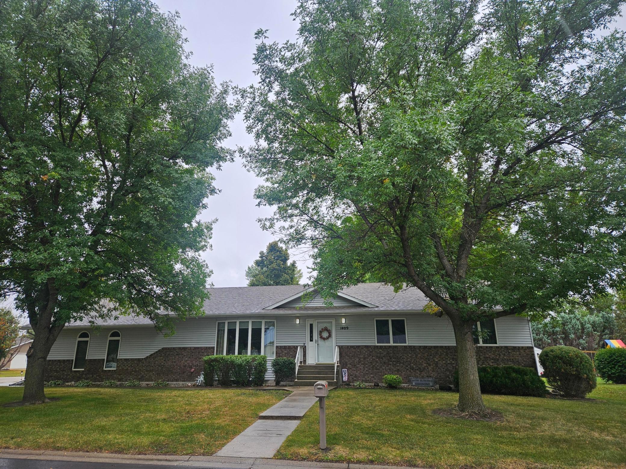 1995 single family home for sale at 1409 6th Avenue N in Wahpeton, ND — 4 bed, 3 bath