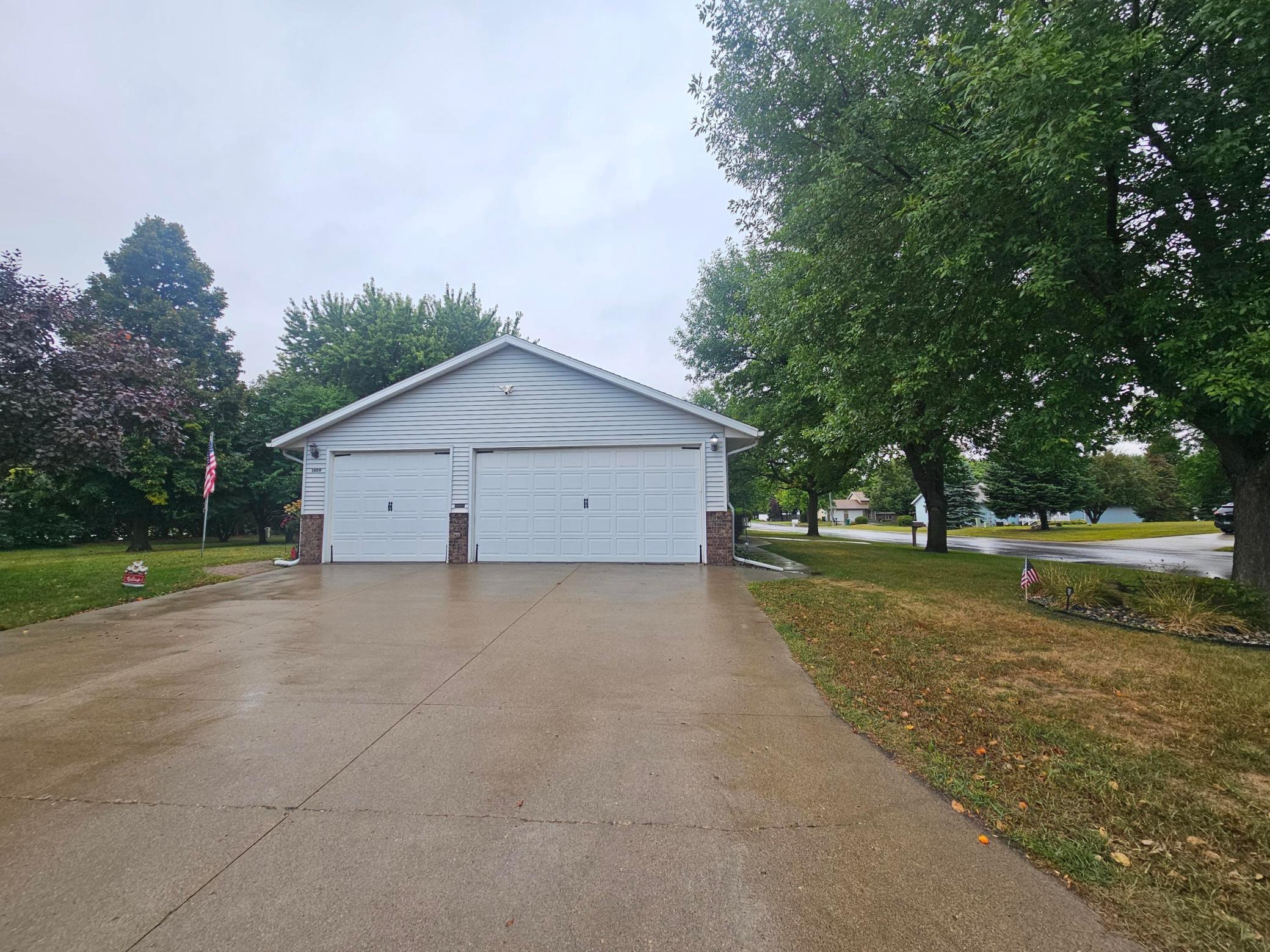 1995 single family home for sale at 1409 6th Avenue N in Wahpeton, ND — 4 bed, 3 bath (photo 2 of 32)