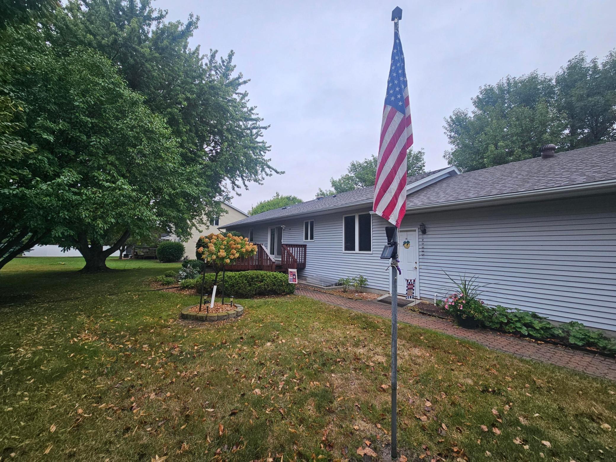 1995 single family home for sale at 1409 6th Avenue N in Wahpeton, ND — 4 bed, 3 bath (photo 4 of 32)