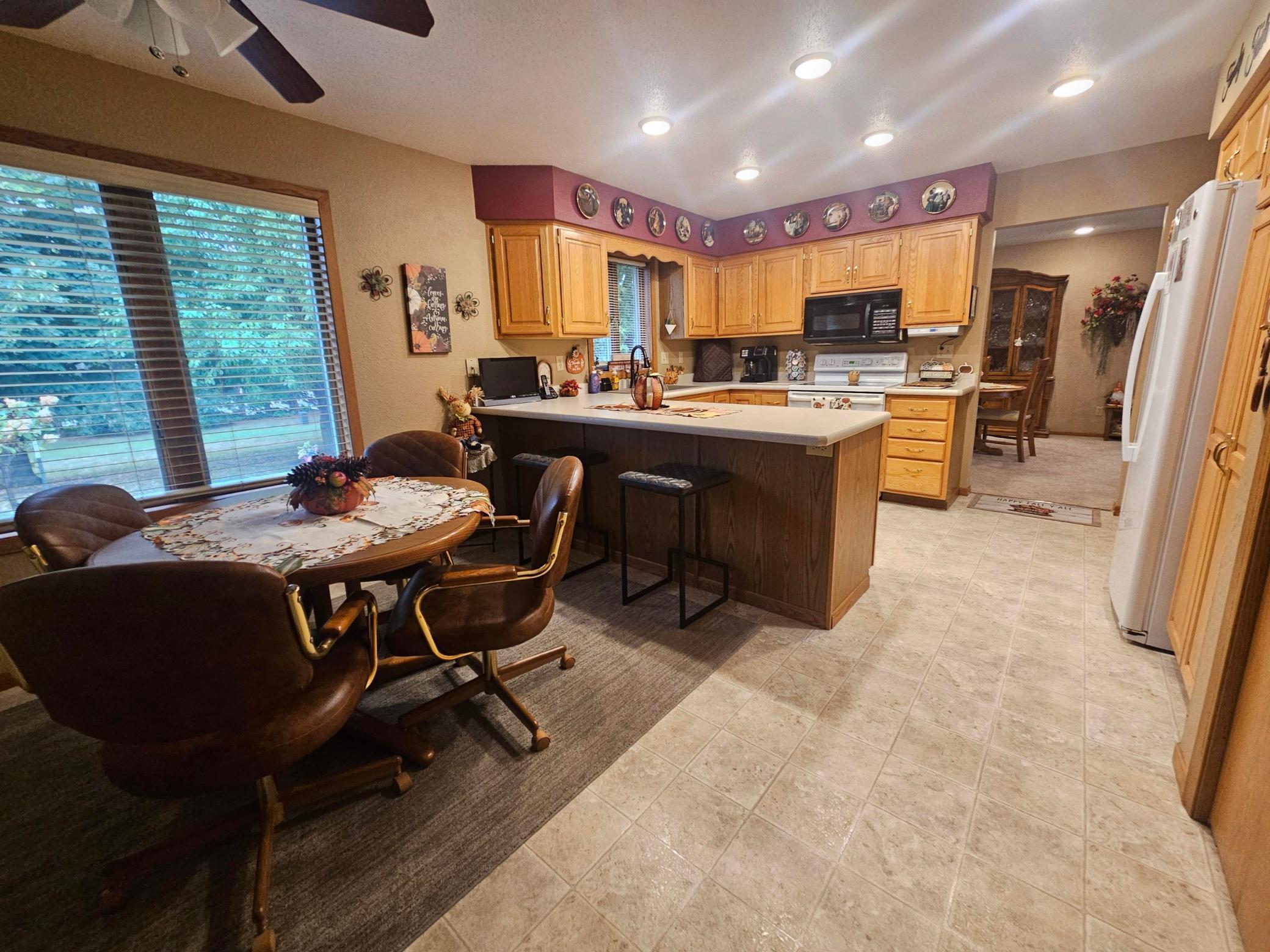 1995 single family home for sale at 1409 6th Avenue N in Wahpeton, ND — 4 bed, 3 bath (photo 5 of 32)