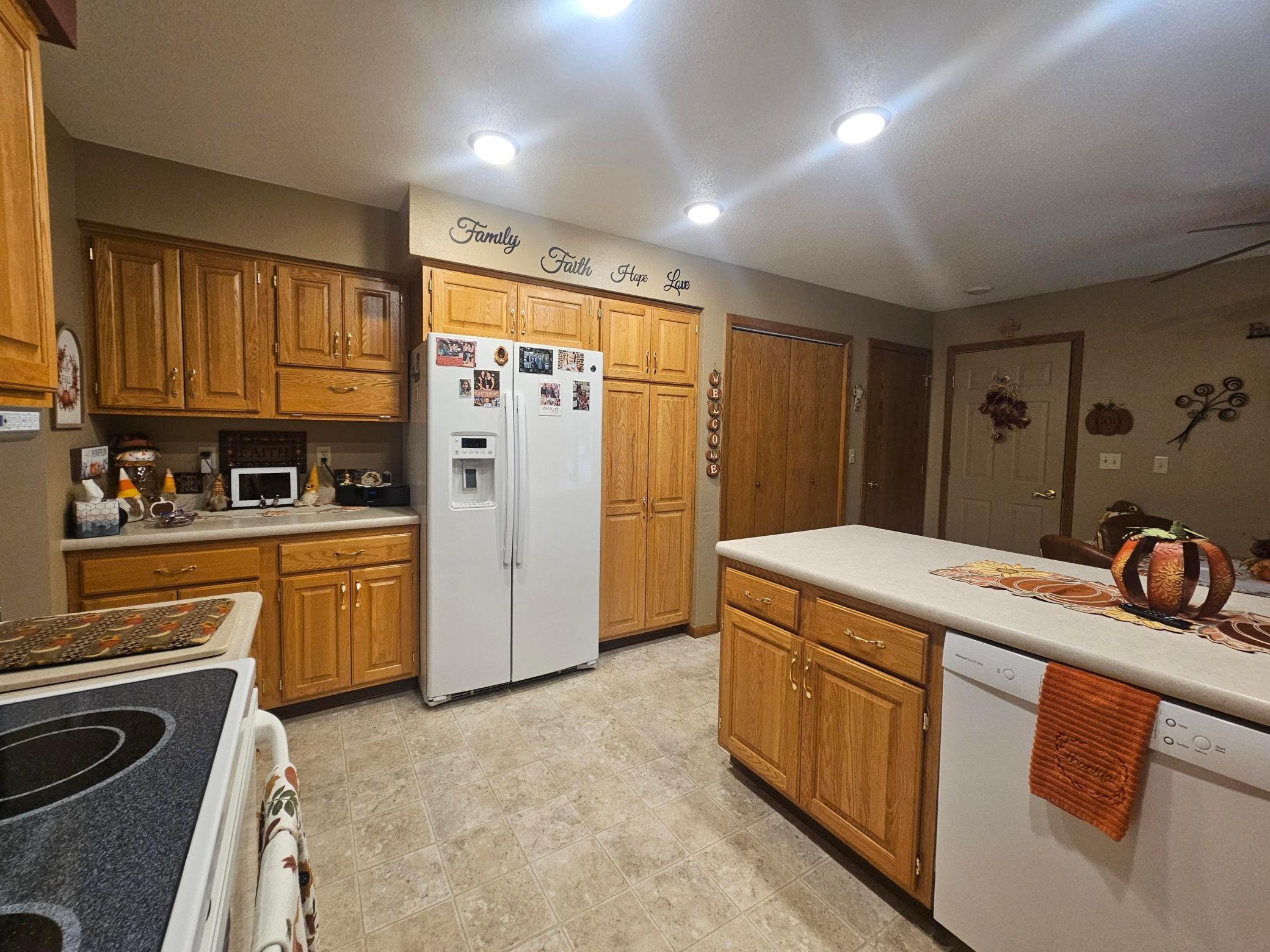1995 single family home for sale at 1409 6th Avenue N in Wahpeton, ND — 4 bed, 3 bath (photo 6 of 32)