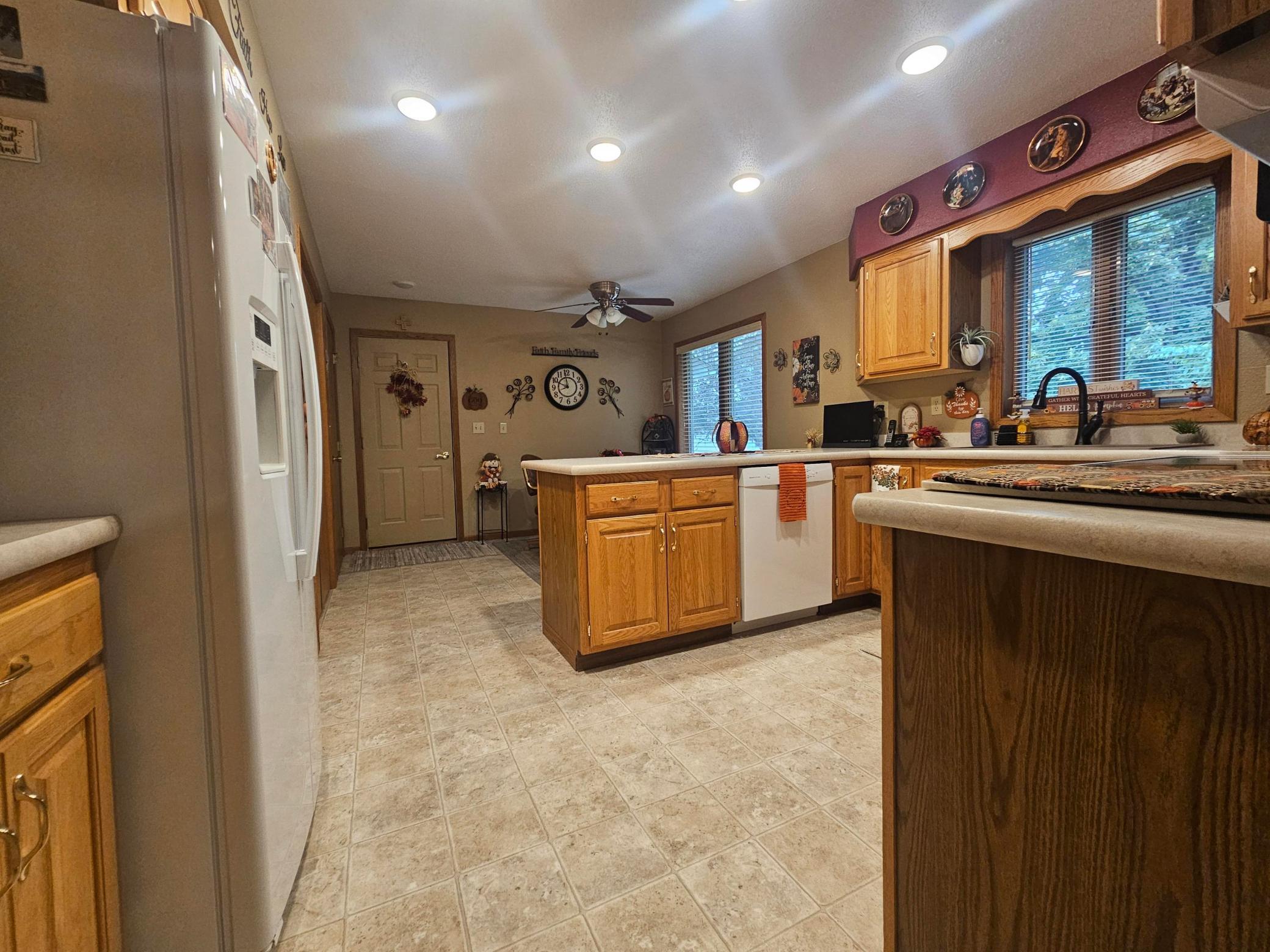 1995 single family home for sale at 1409 6th Avenue N in Wahpeton, ND — 4 bed, 3 bath (photo 7 of 32)