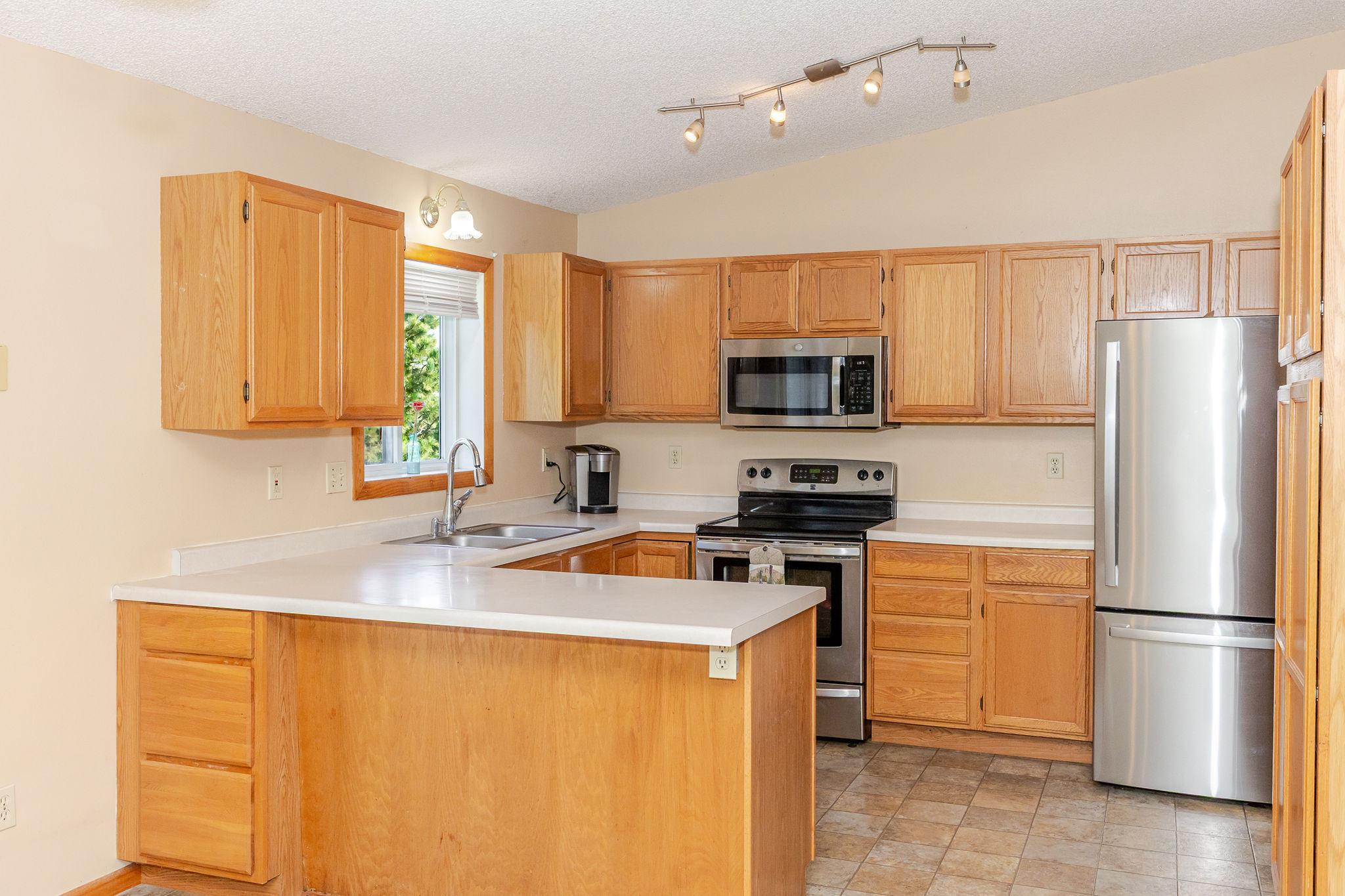 1995 single family home for sale at 3730 Village Green Circle in Moorhead, MN — 4 bed, 2 bath (photo 19 of 51)