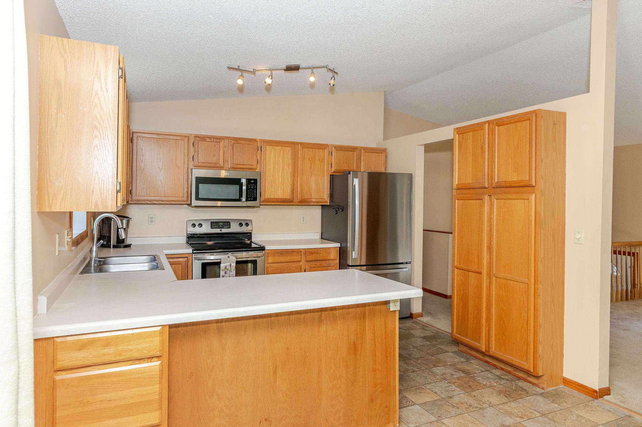 1995 single family home for sale at 3730 Village Green Circle in Moorhead, MN — 4 bed, 2 bath (photo 20 of 51)