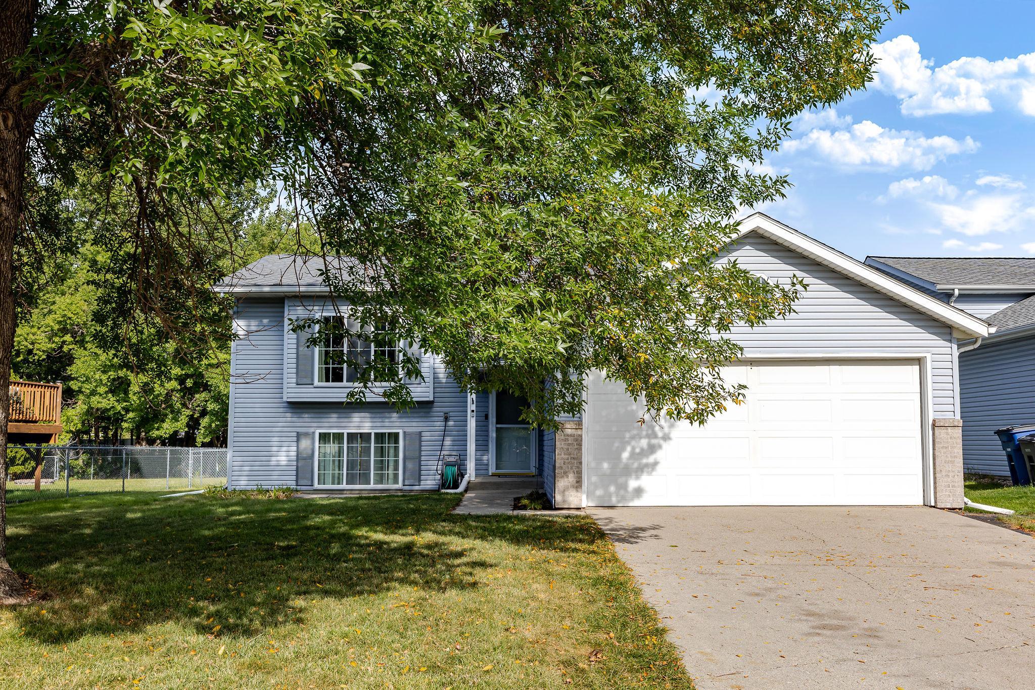 1995 single family home for sale at 3730 Village Green Circle in Moorhead, MN — 4 bed, 2 bath (photo 3 of 51)