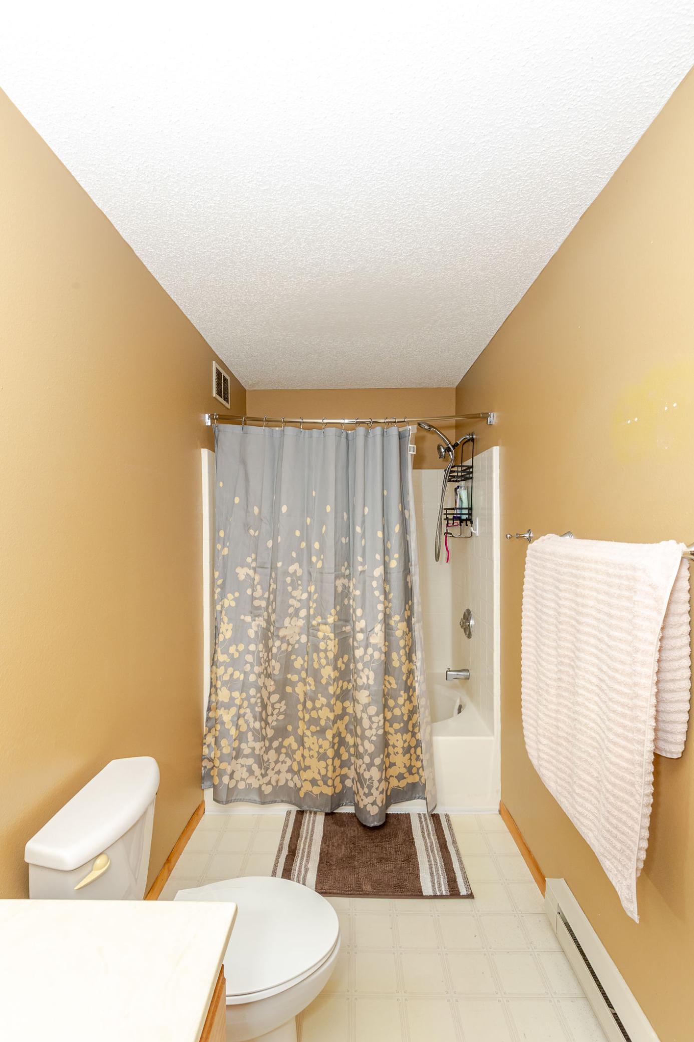 1995 single family home for sale at 3730 Village Green Circle in Moorhead, MN — 4 bed, 2 bath (photo 28 of 51)