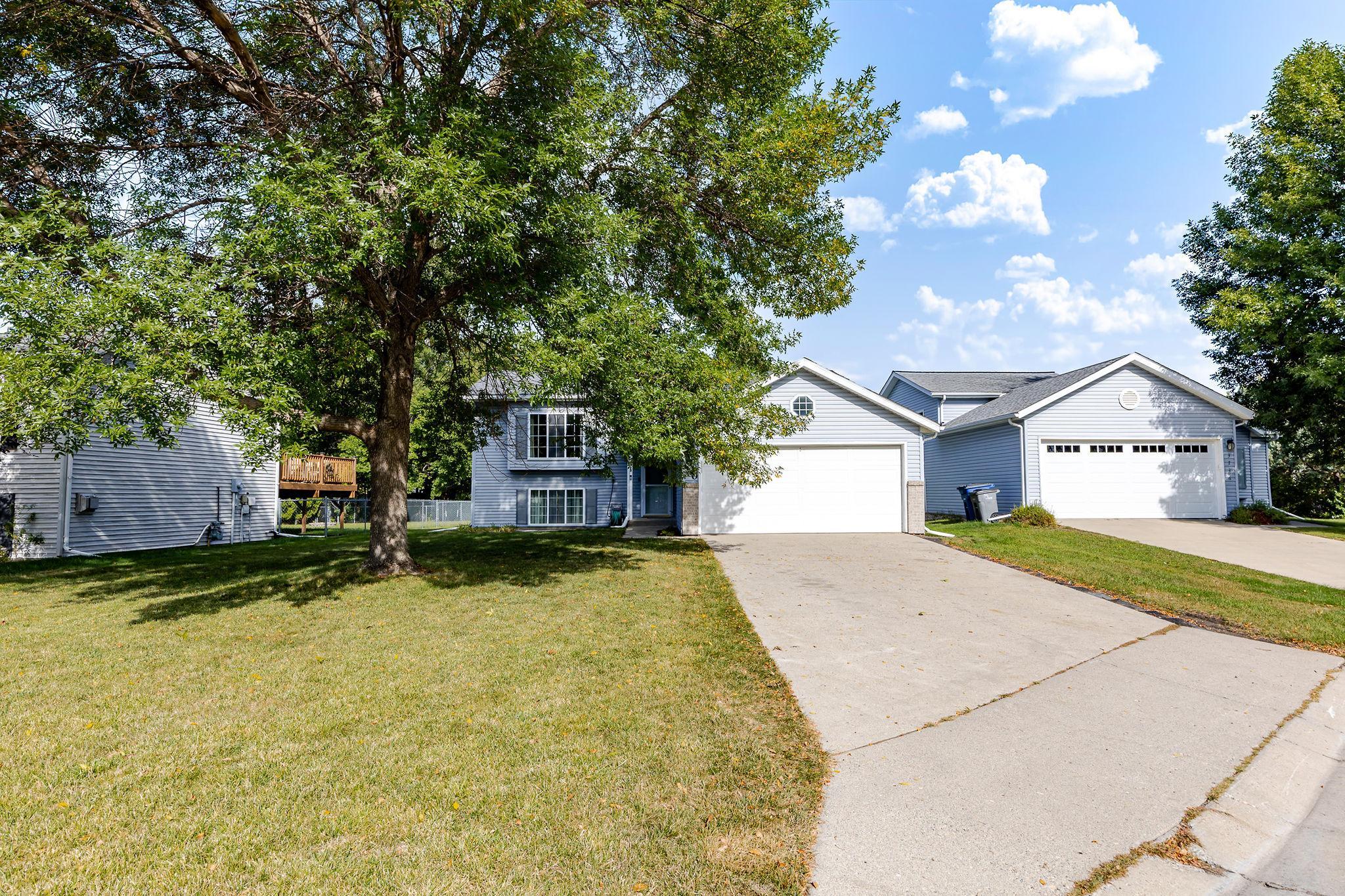 1995 single family home for sale at 3730 Village Green Circle in Moorhead, MN — 4 bed, 2 bath (photo 4 of 51)