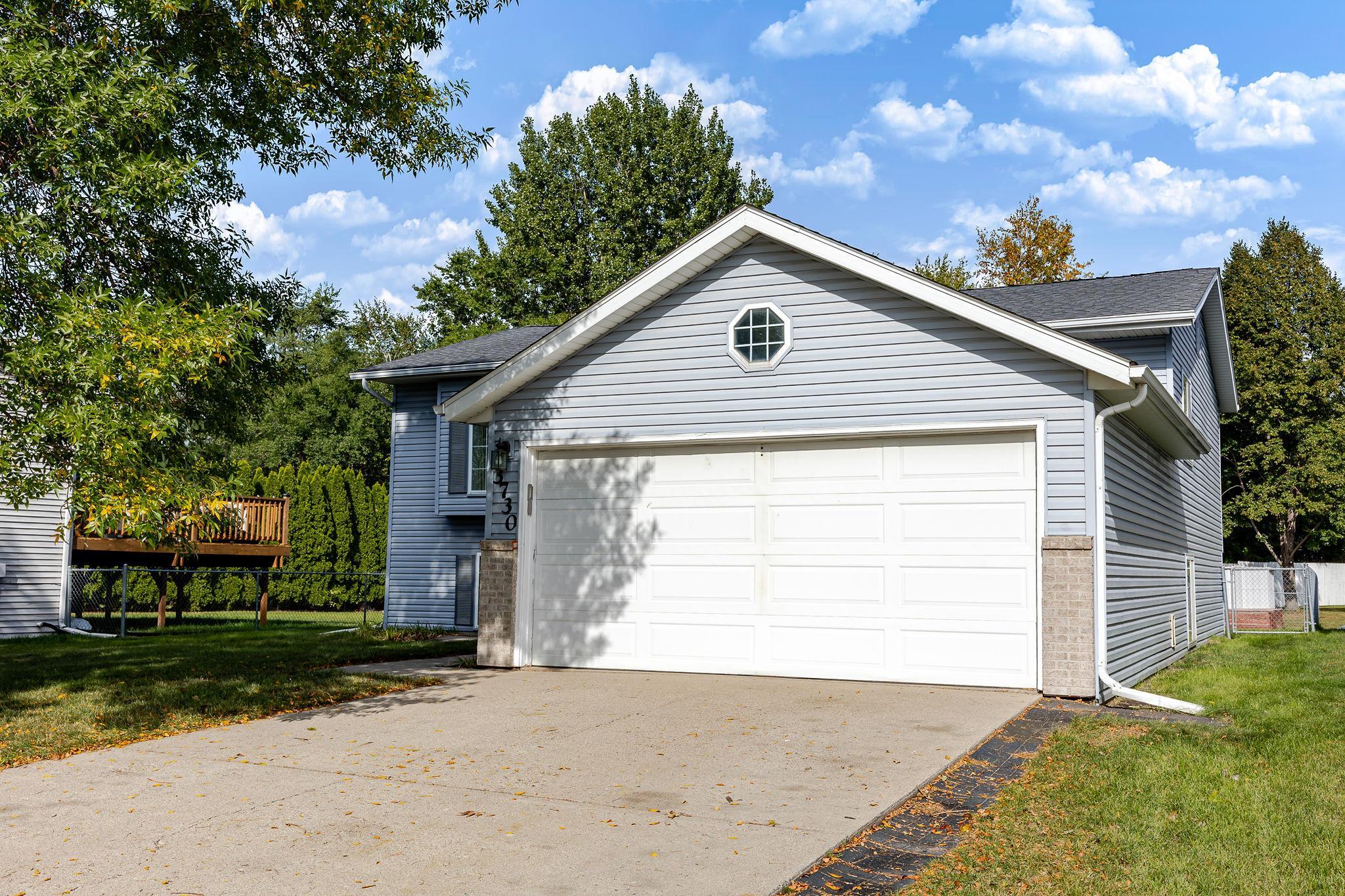 1995 single family home for sale at 3730 Village Green Circle in Moorhead, MN — 4 bed, 2 bath (photo 5 of 51)