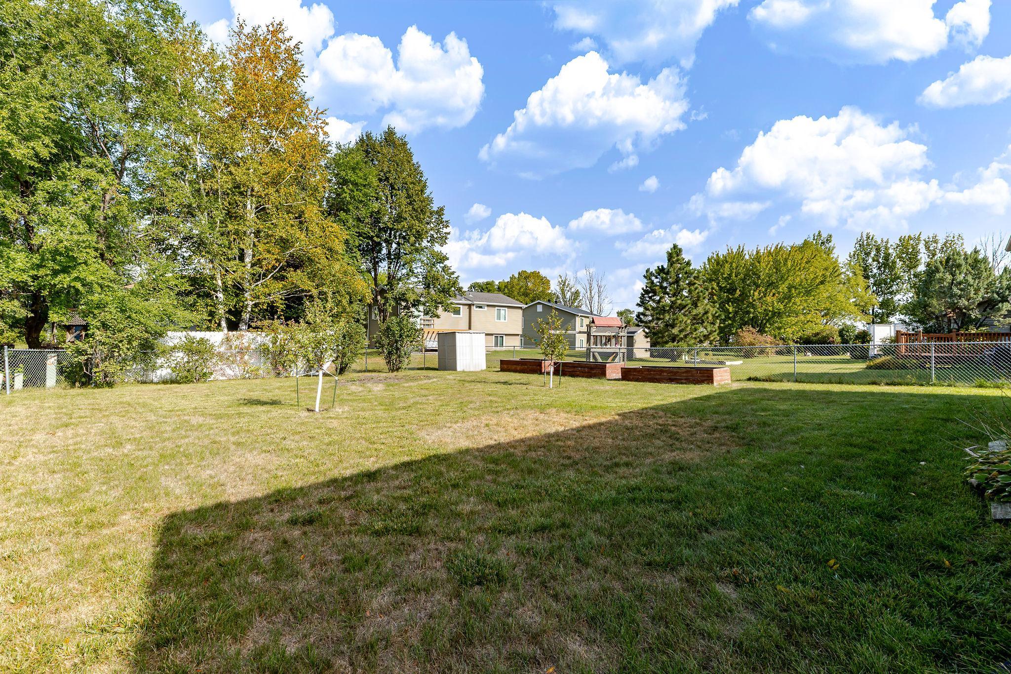 1995 single family home for sale at 3730 Village Green Circle in Moorhead, MN — 4 bed, 2 bath (photo 46 of 51)