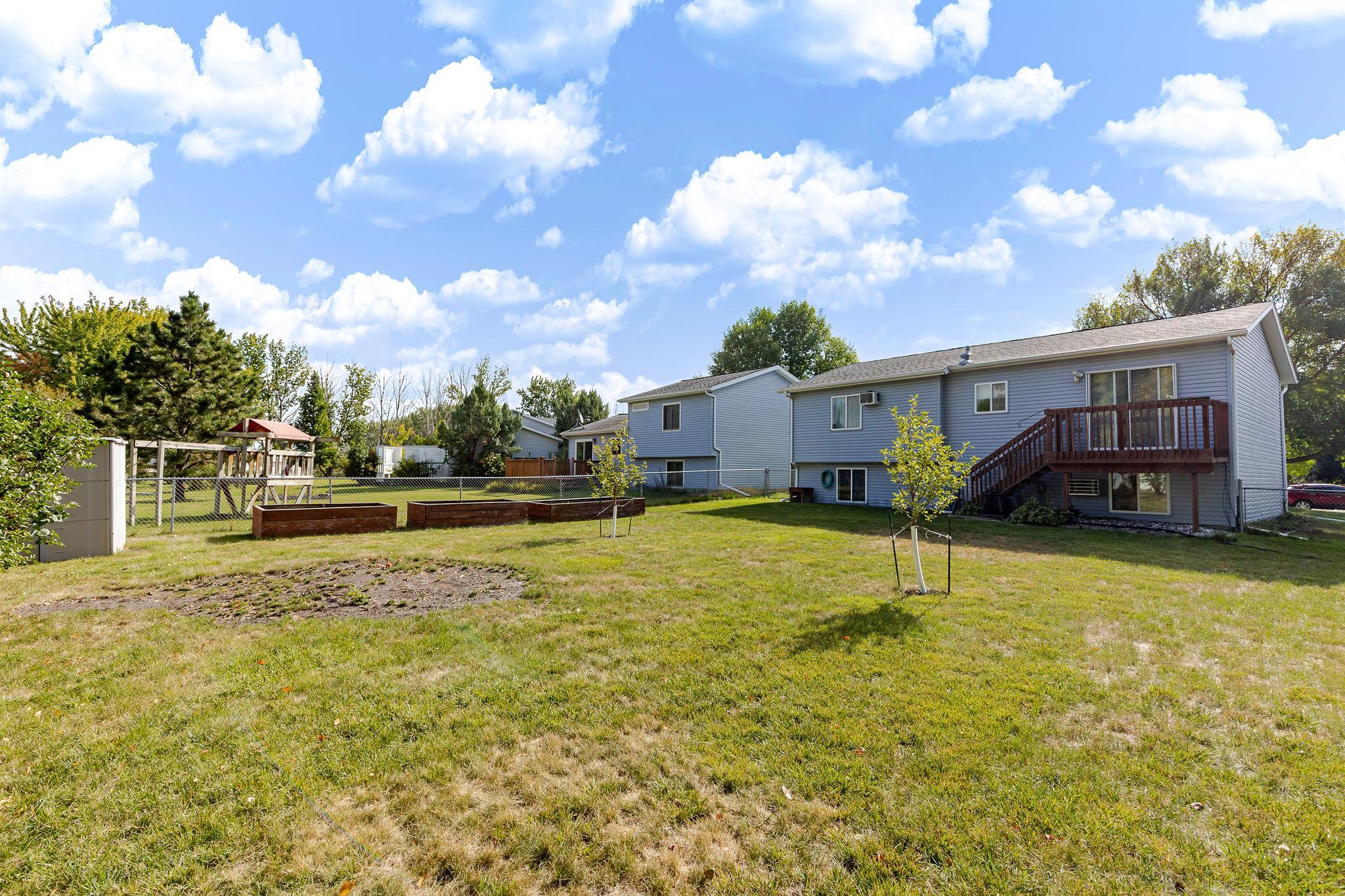 1995 single family home for sale at 3730 Village Green Circle in Moorhead, MN — 4 bed, 2 bath (photo 47 of 51)