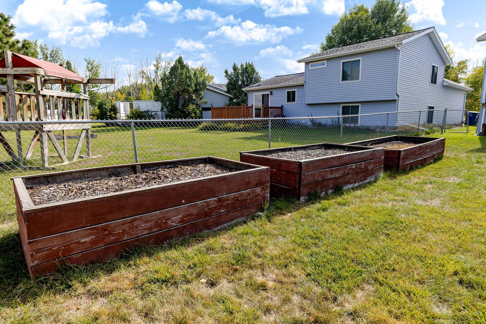 1995 single family home for sale at 3730 Village Green Circle in Moorhead, MN — 4 bed, 2 bath (photo 49 of 51)