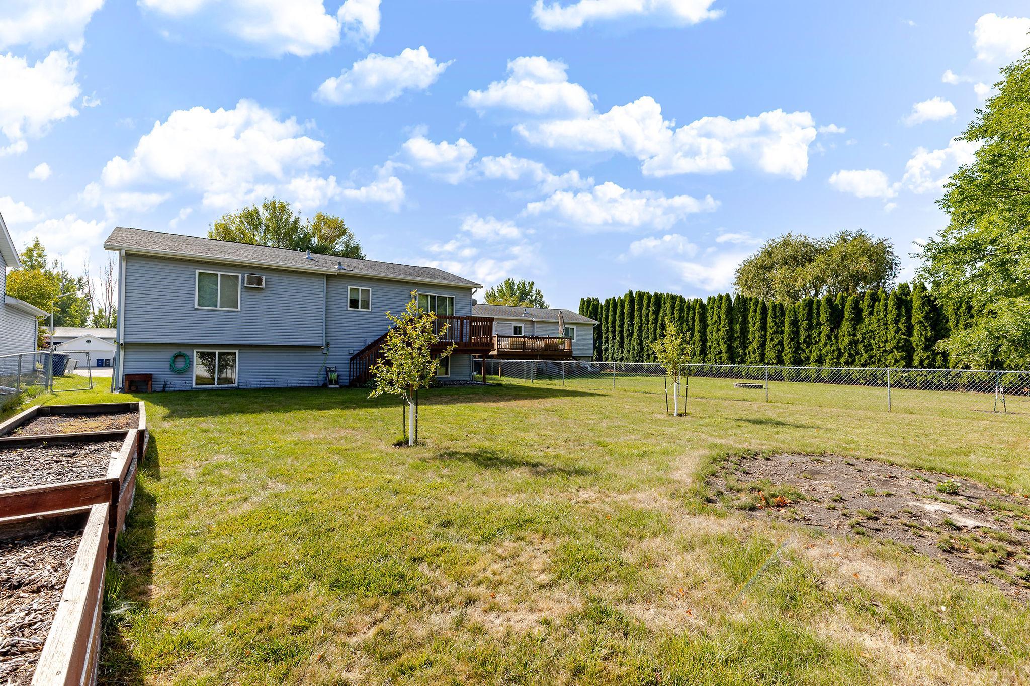1995 single family home for sale at 3730 Village Green Circle in Moorhead, MN — 4 bed, 2 bath (photo 50 of 51)