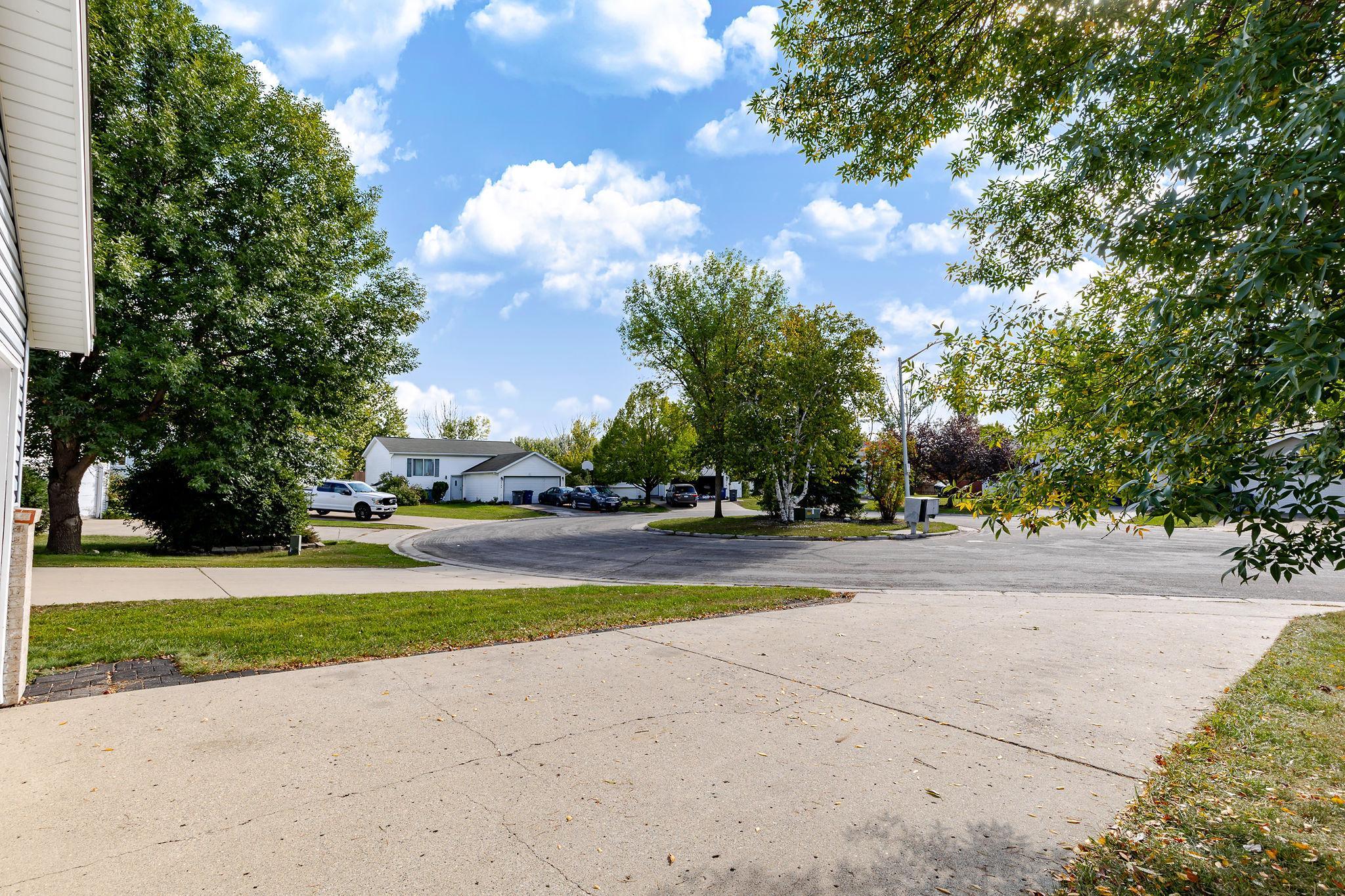 1995 single family home for sale at 3730 Village Green Circle in Moorhead, MN — 4 bed, 2 bath (photo 6 of 51)