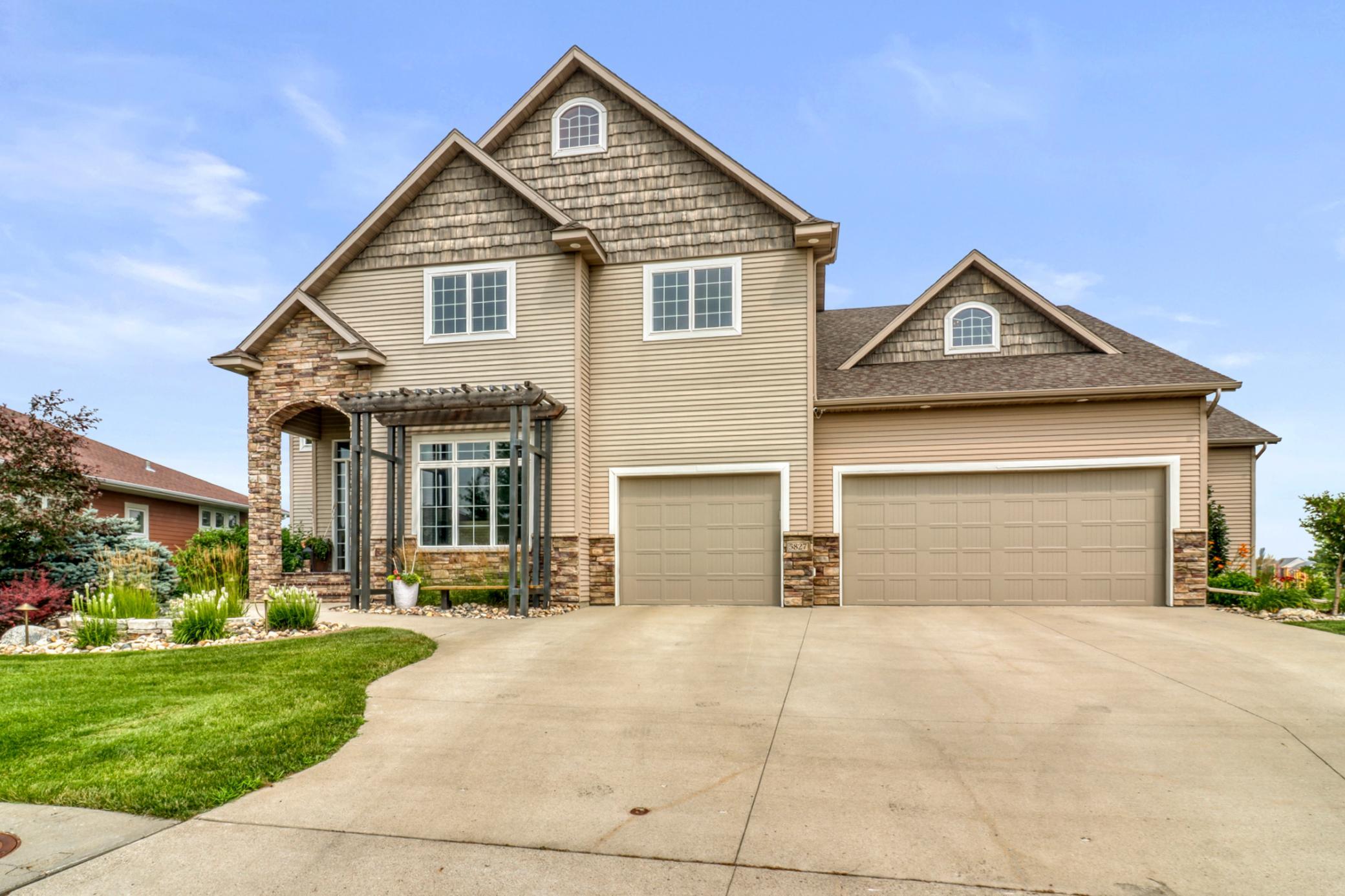 5827 Silverleaf Drive S, Fargo, ND
