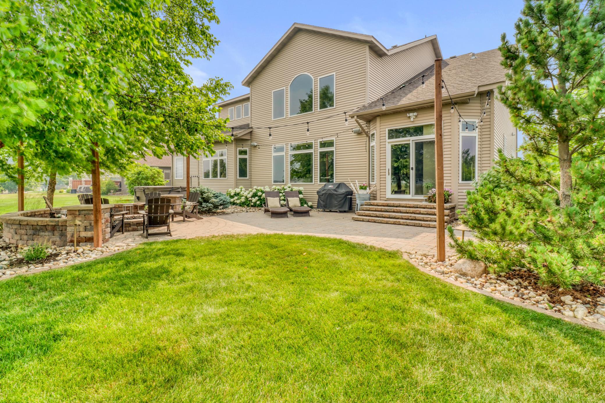 2010 single family home for sale at 5827 Silverleaf Drive S in Fargo, ND — 5 bed, 4 bath (photo 2 of 73)