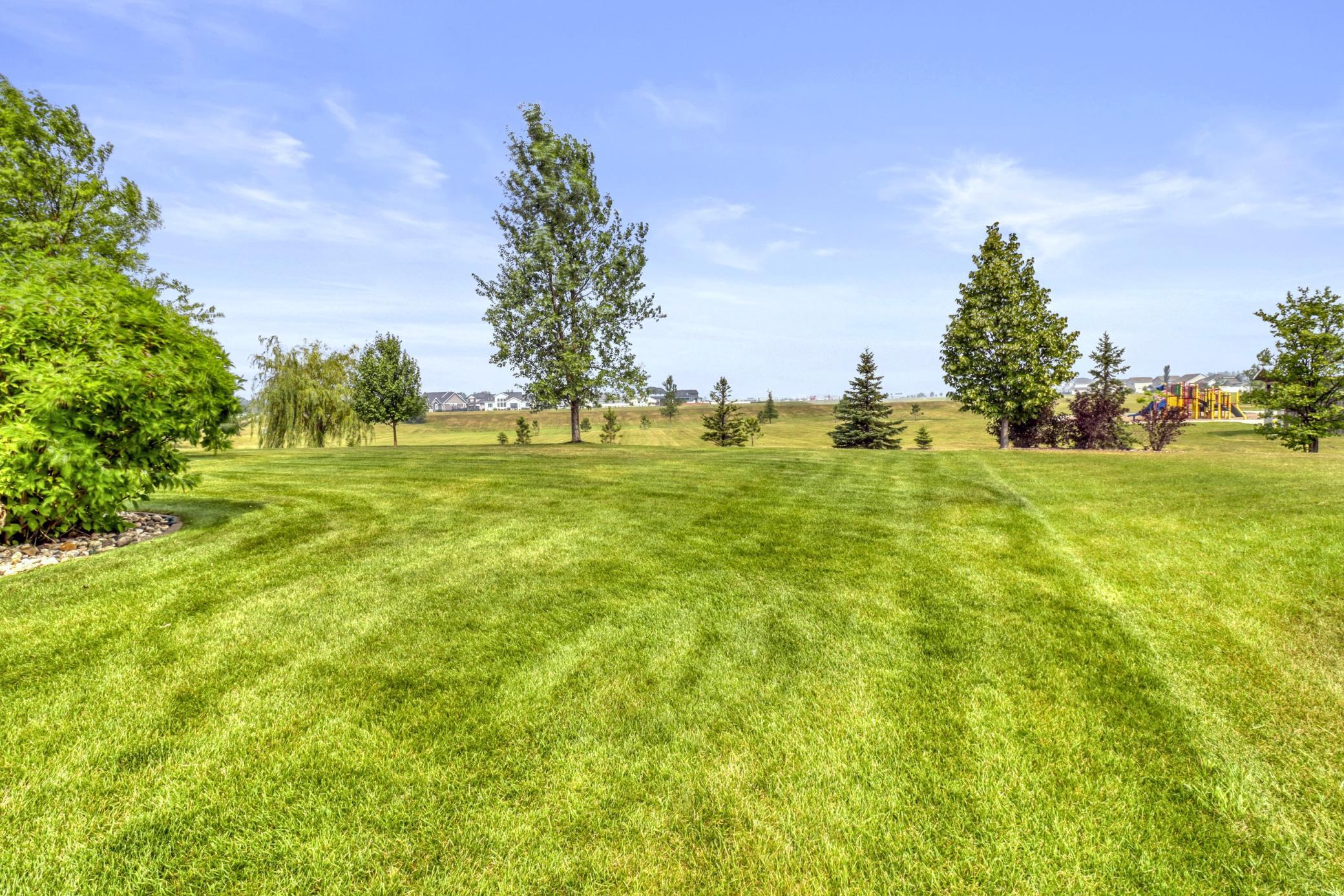 2010 single family home for sale at 5827 Silverleaf Drive S in Fargo, ND — 5 bed, 4 bath (photo 5 of 73)