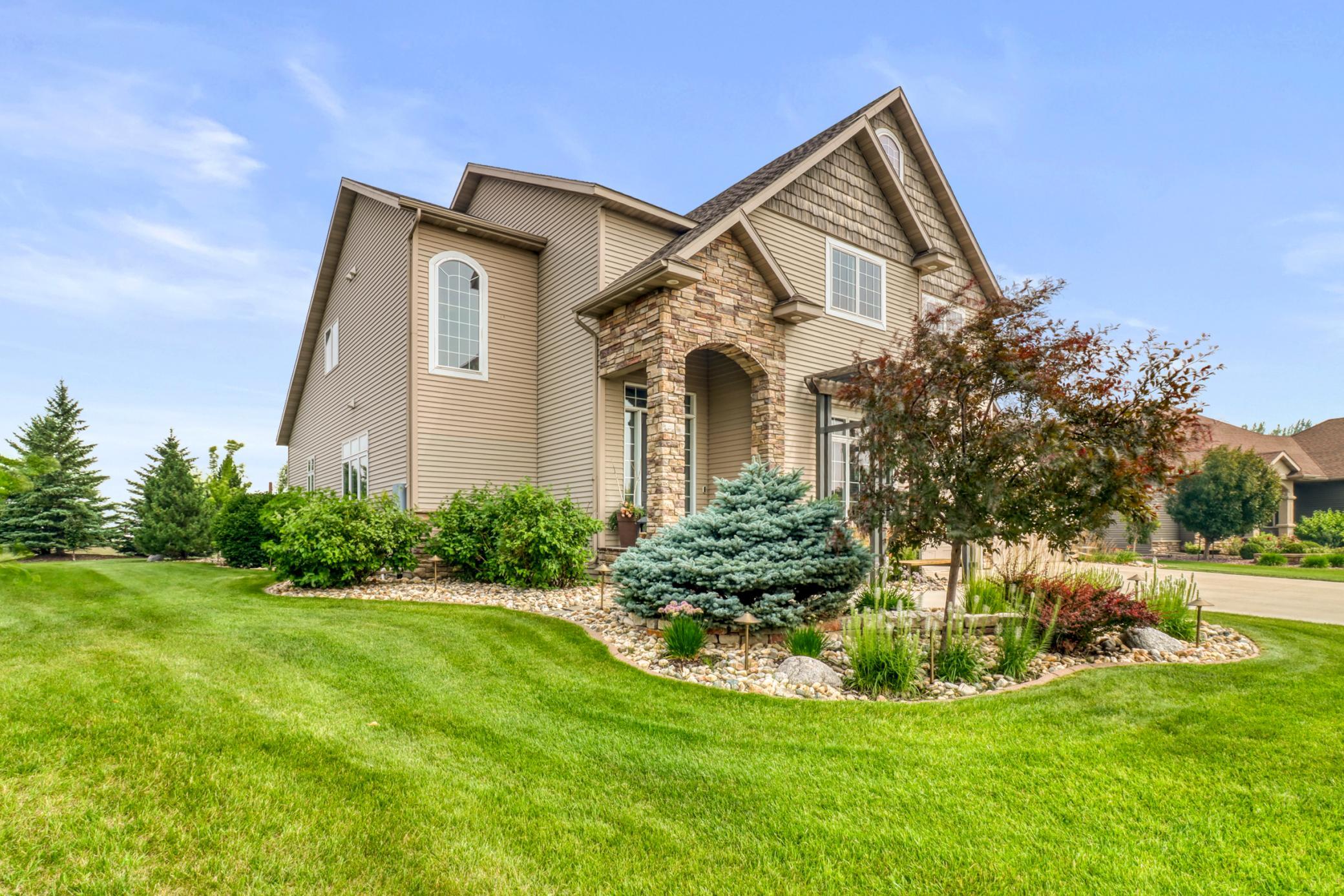 2010 single family home for sale at 5827 Silverleaf Drive S in Fargo, ND — 5 bed, 4 bath (photo 6 of 73)