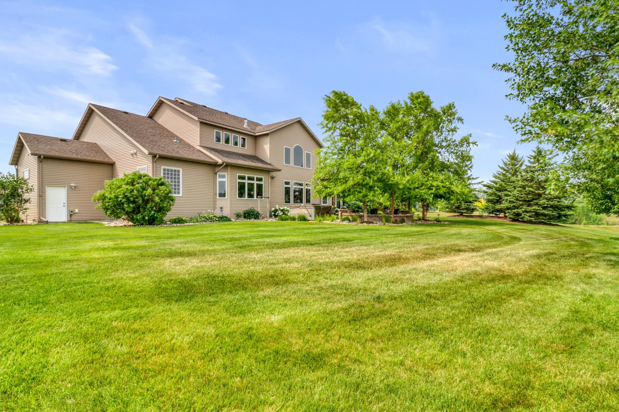 2010 single family home for sale at 5827 Silverleaf Drive S in Fargo, ND — 5 bed, 4 bath (photo 7 of 73)