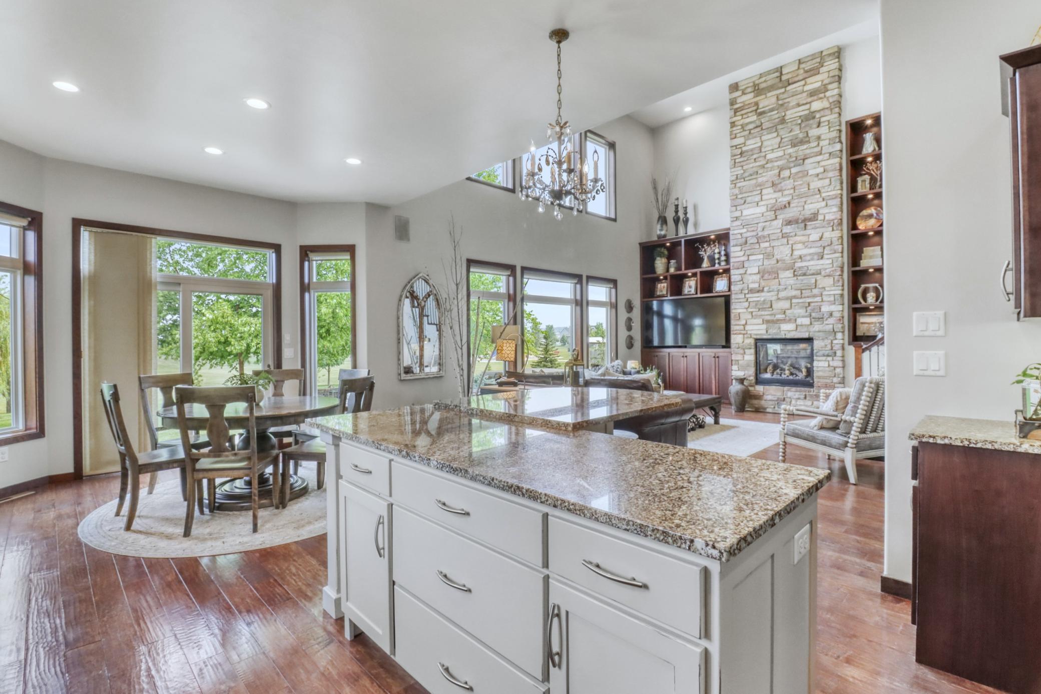 2010 single family home for sale at 5827 Silverleaf Drive S in Fargo, ND — 5 bed, 4 bath (photo 8 of 73)