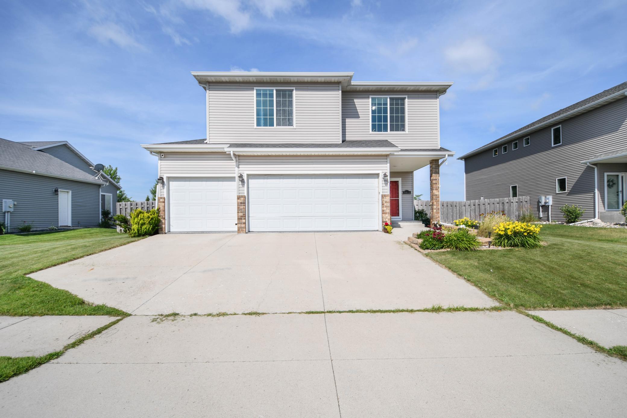2011 single family home for sale at 5013 44th Street S in Fargo, ND — 3 bed, 3 bath (photo 2 of 52)