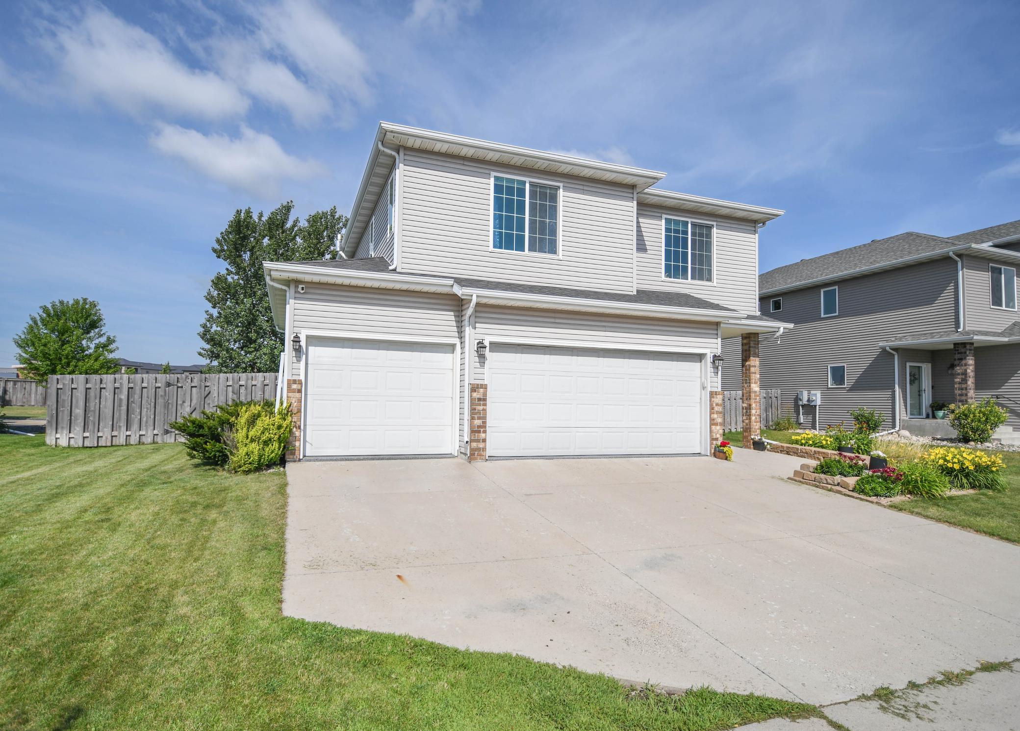 2011 single family home for sale at 5013 44th Street S in Fargo, ND — 3 bed, 3 bath (photo 3 of 52)
