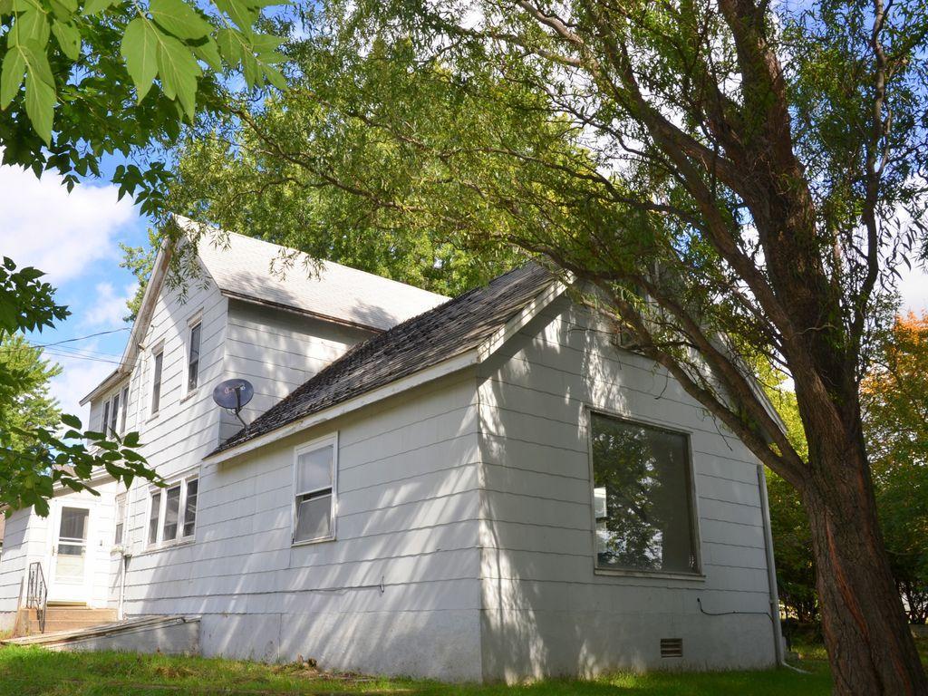 1890 single family home for sale at 303 Park Avenue N in Park Rapids, MN — 5 bed, 2 bath (photo 3 of 8)