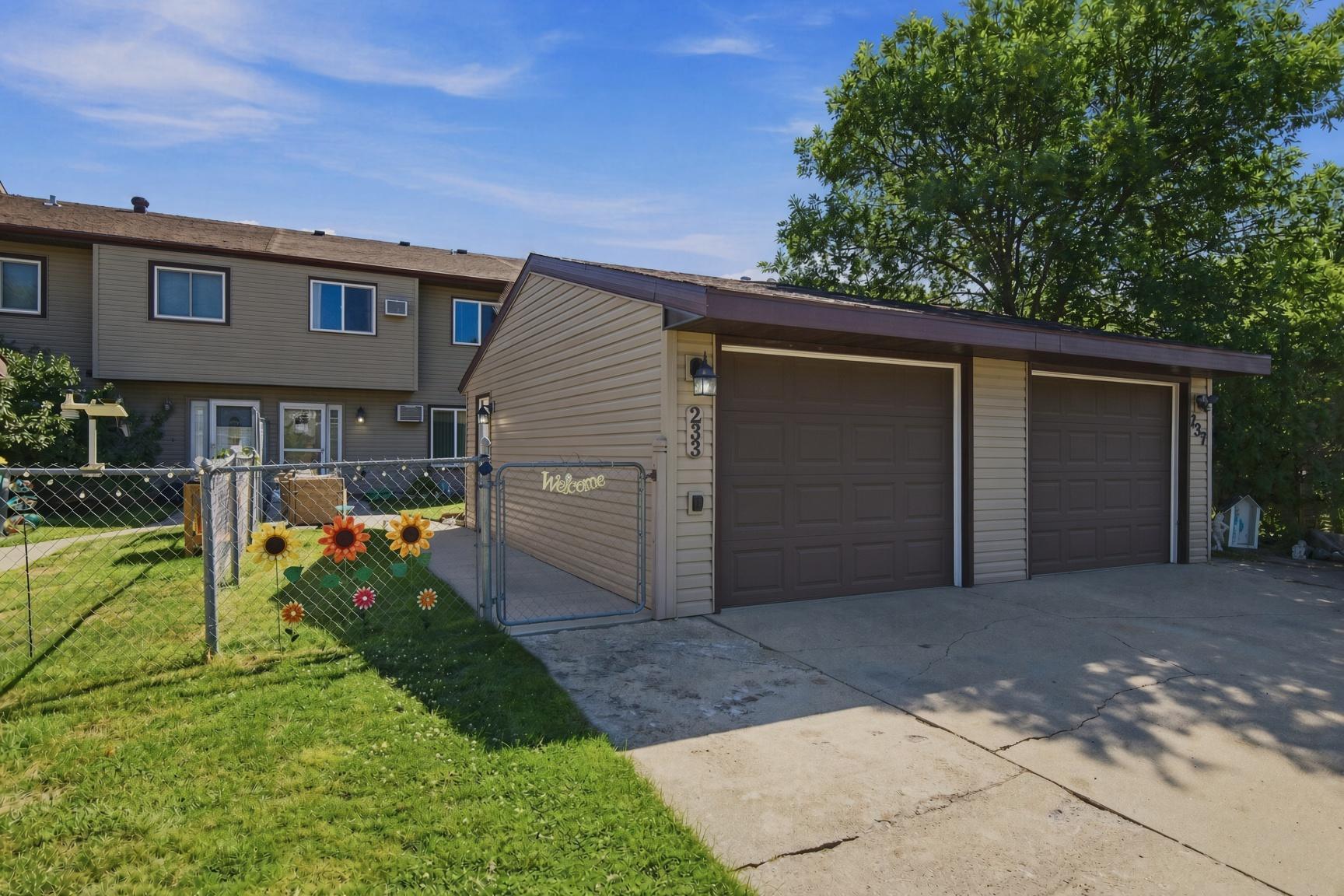 1980 townhouse for sale at 233 19th Street E in West Fargo, ND — 2 bed, 1 bath (photo 2 of 29)