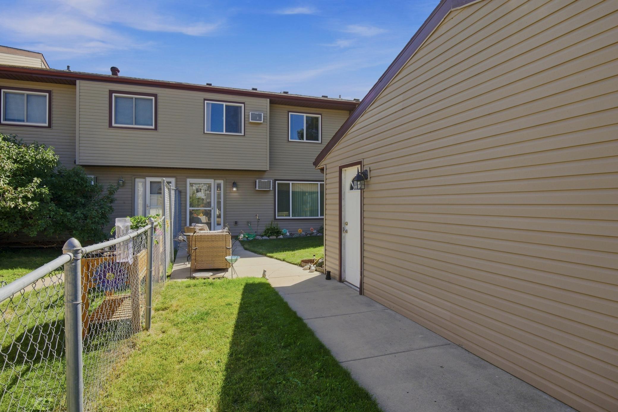 1980 townhouse for sale at 233 19th Street E in West Fargo, ND — 2 bed, 1 bath (photo 3 of 29)