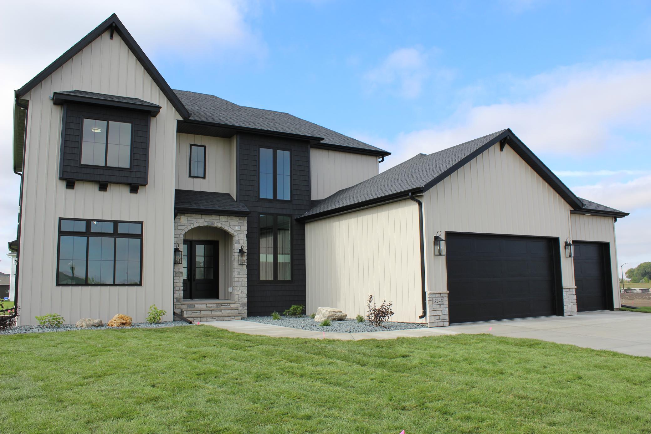 2026 single family home for sale at 3248 66th Avenue S in Fargo, ND — 6 bed, 4 bath (photo 3 of 98)