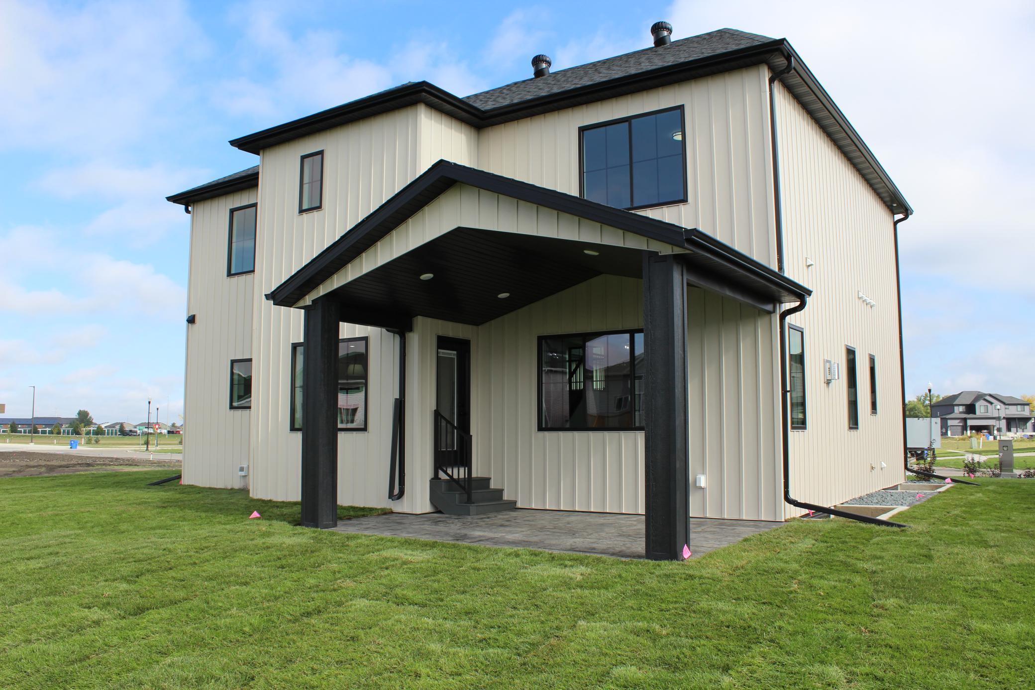 2026 single family home for sale at 3248 66th Avenue S in Fargo, ND — 6 bed, 4 bath (photo 5 of 98)